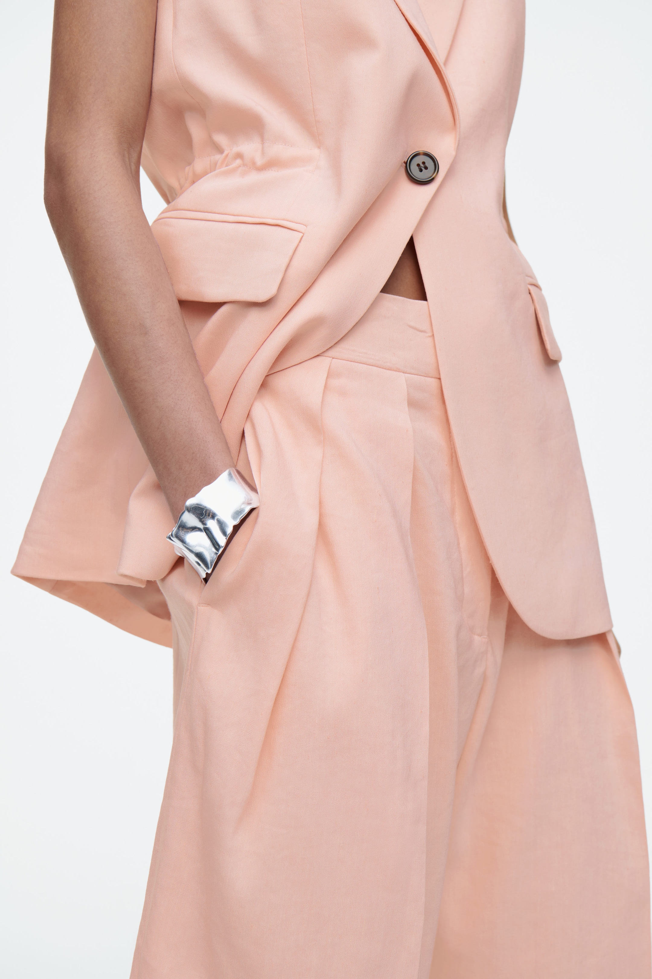 LONGLINE PLEATED LINEN SHORTS