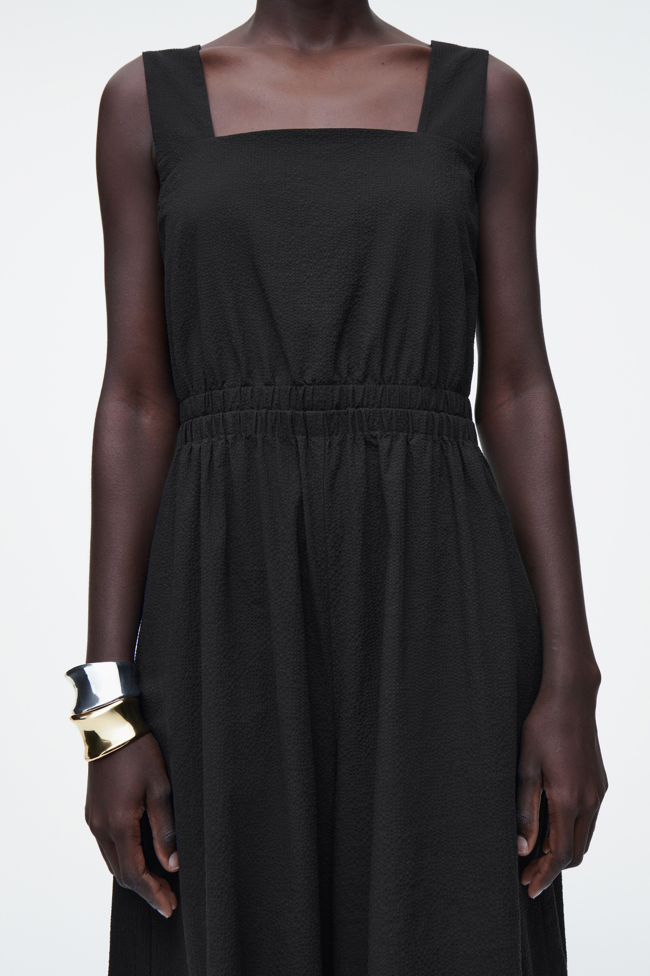 Ingrandisci l'immagine: OPEN-BACK SEERSUCKER WIDE-LEG JUMPSUIT - BLACK - DONNA | H&M CH 2