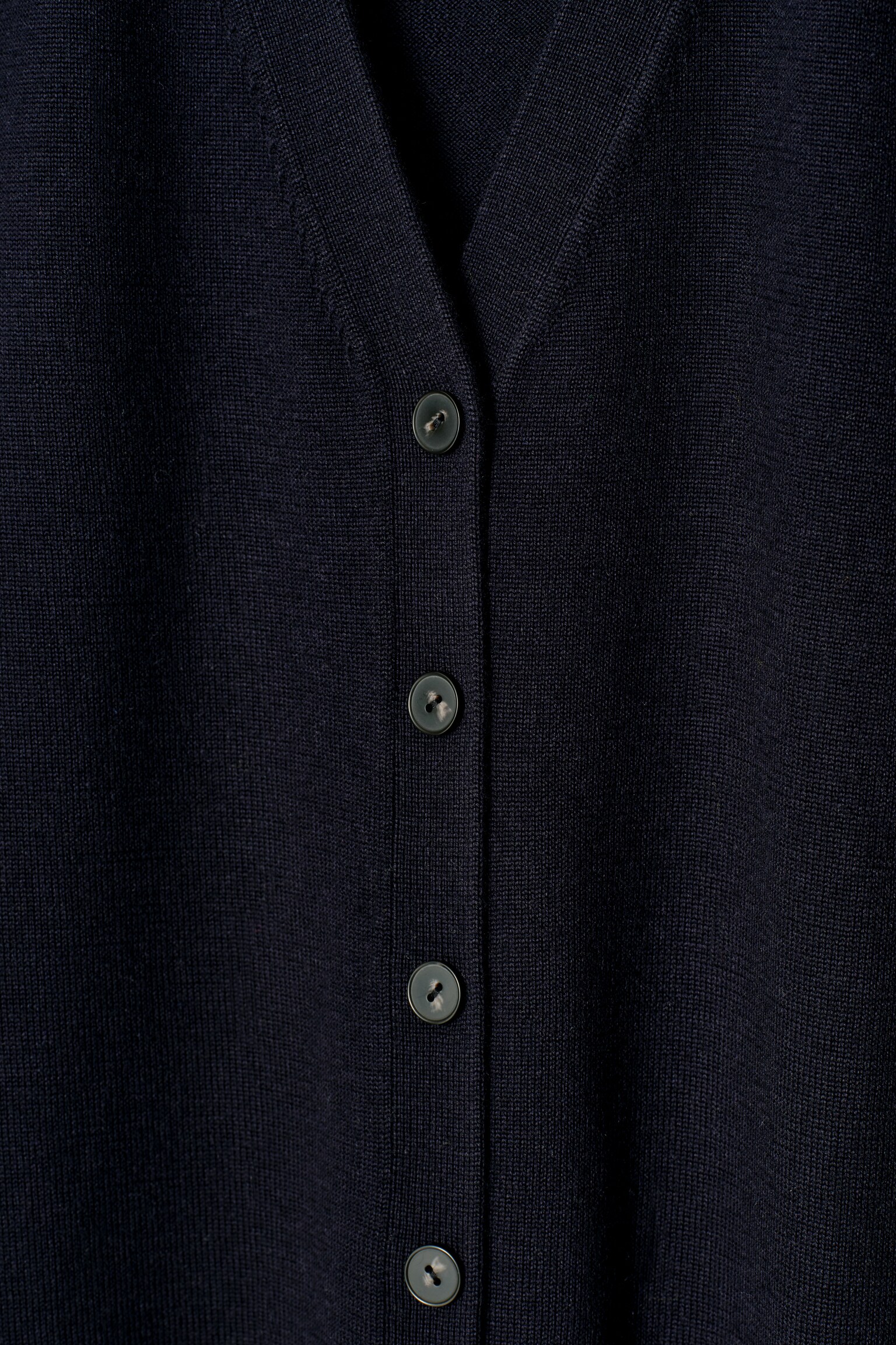 GILET À COL EN V EN LAINE MÉRINOS - BLEU MARINE/ROUGE/BRUN - 3
