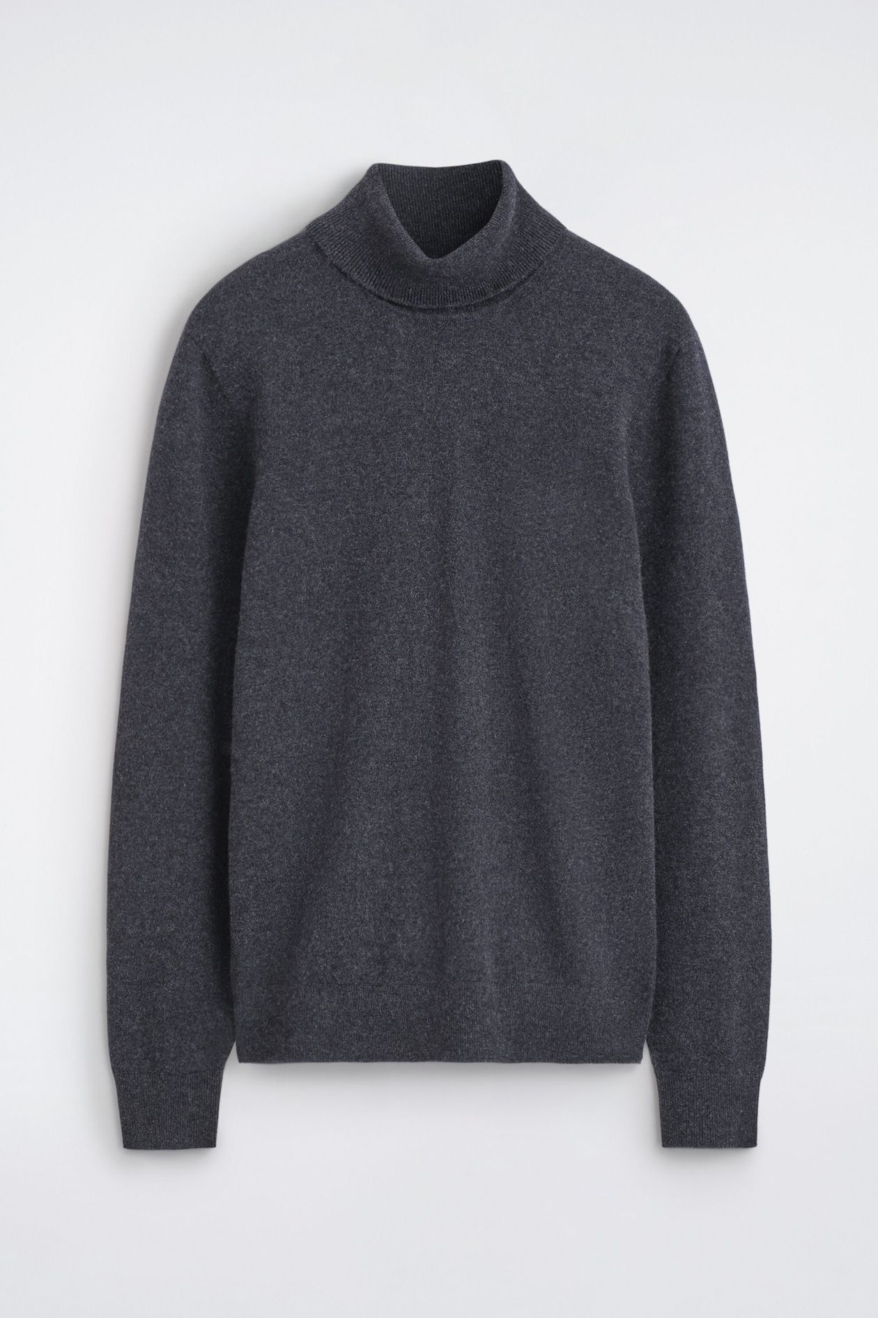 Ce pull à col roulé en cachemire pur gris foncé est présenté de face, mettant en valeur un col roulé côtelé, des manches longues avec poignets côtelés et une texture en maille fine.
