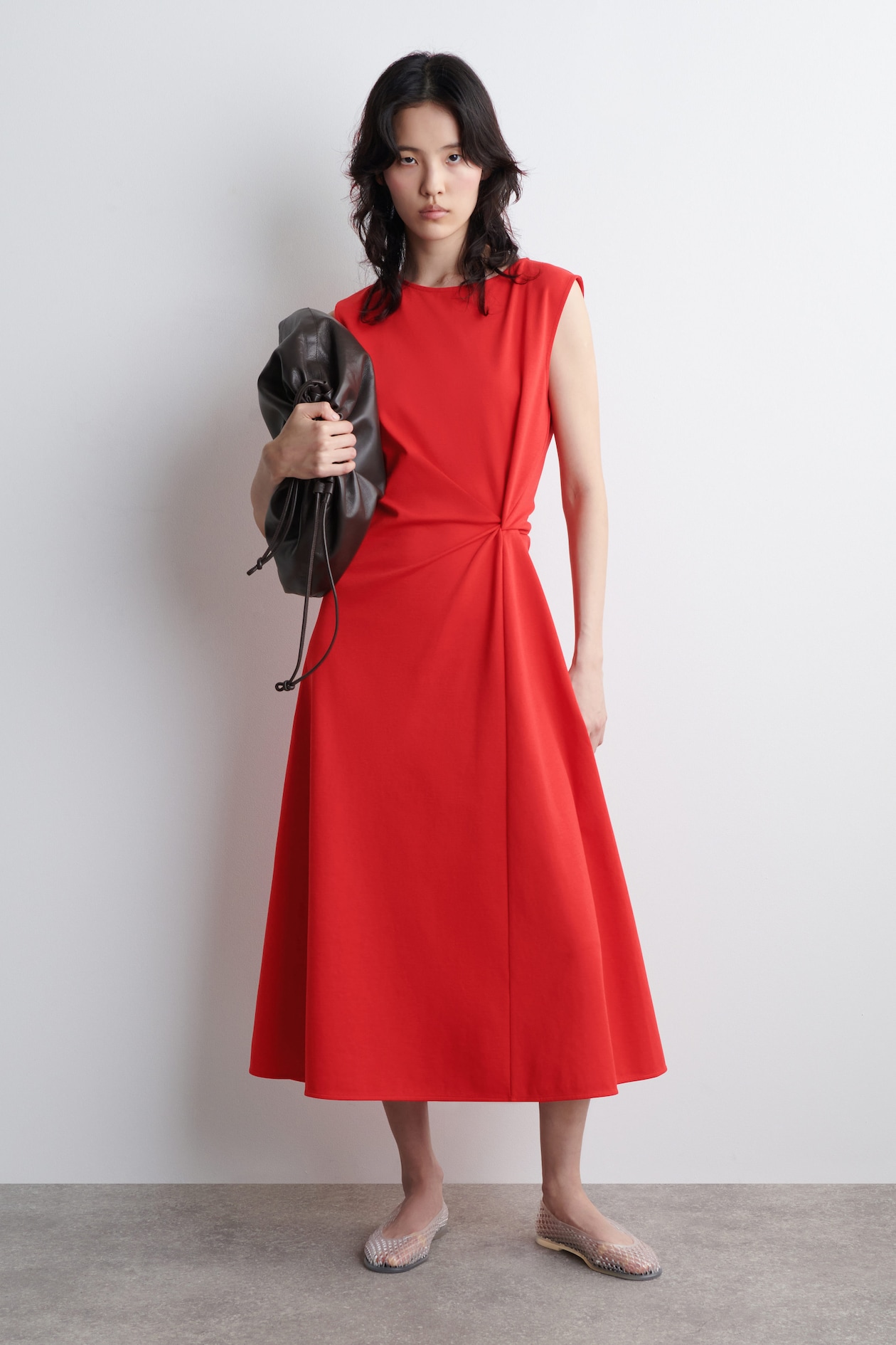 VESTIDO MIDI CON DETALLE DE NUDO - ROJO | COS