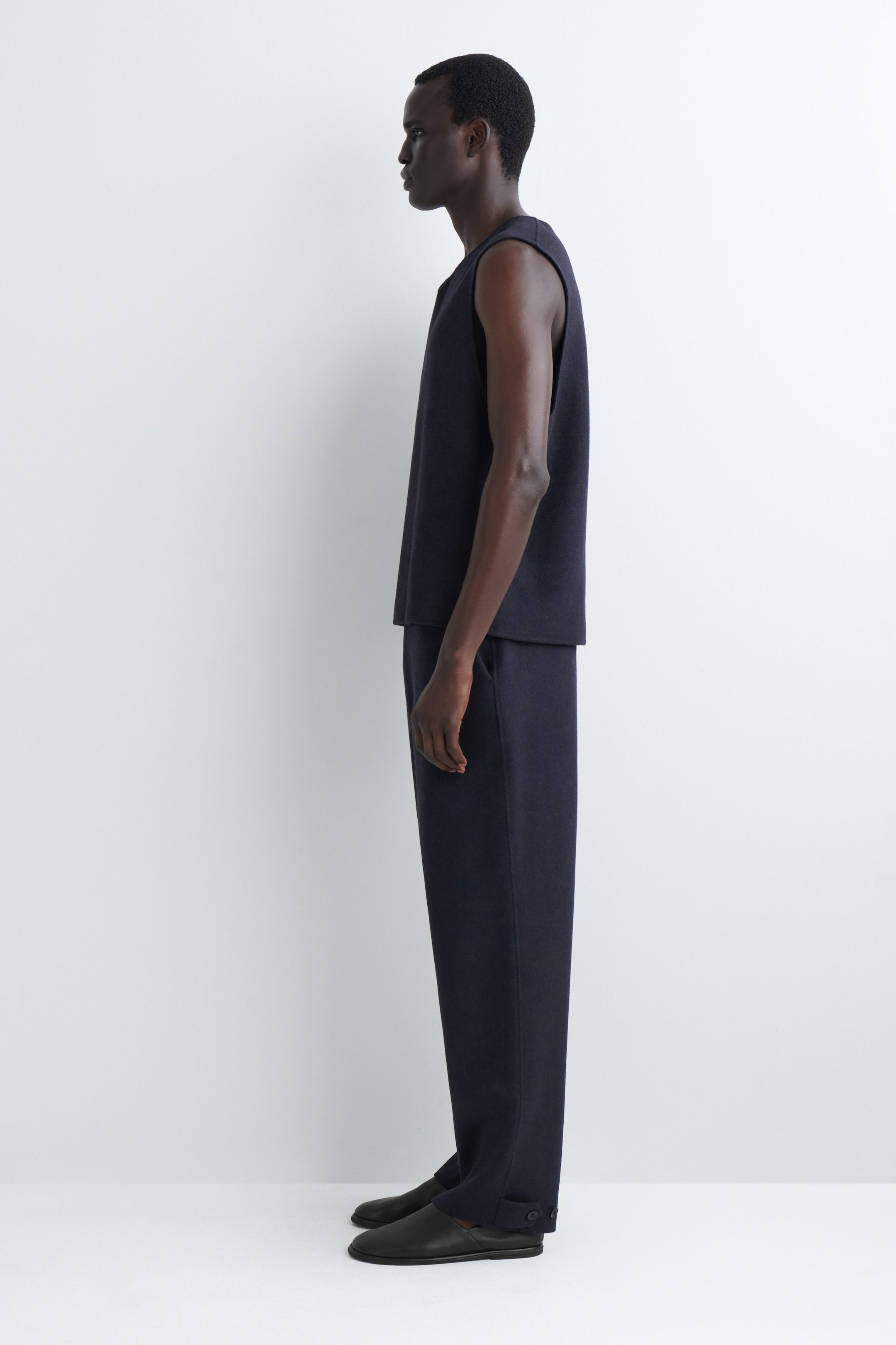 DOUBLE-FACED WOOL V-NECK TANK