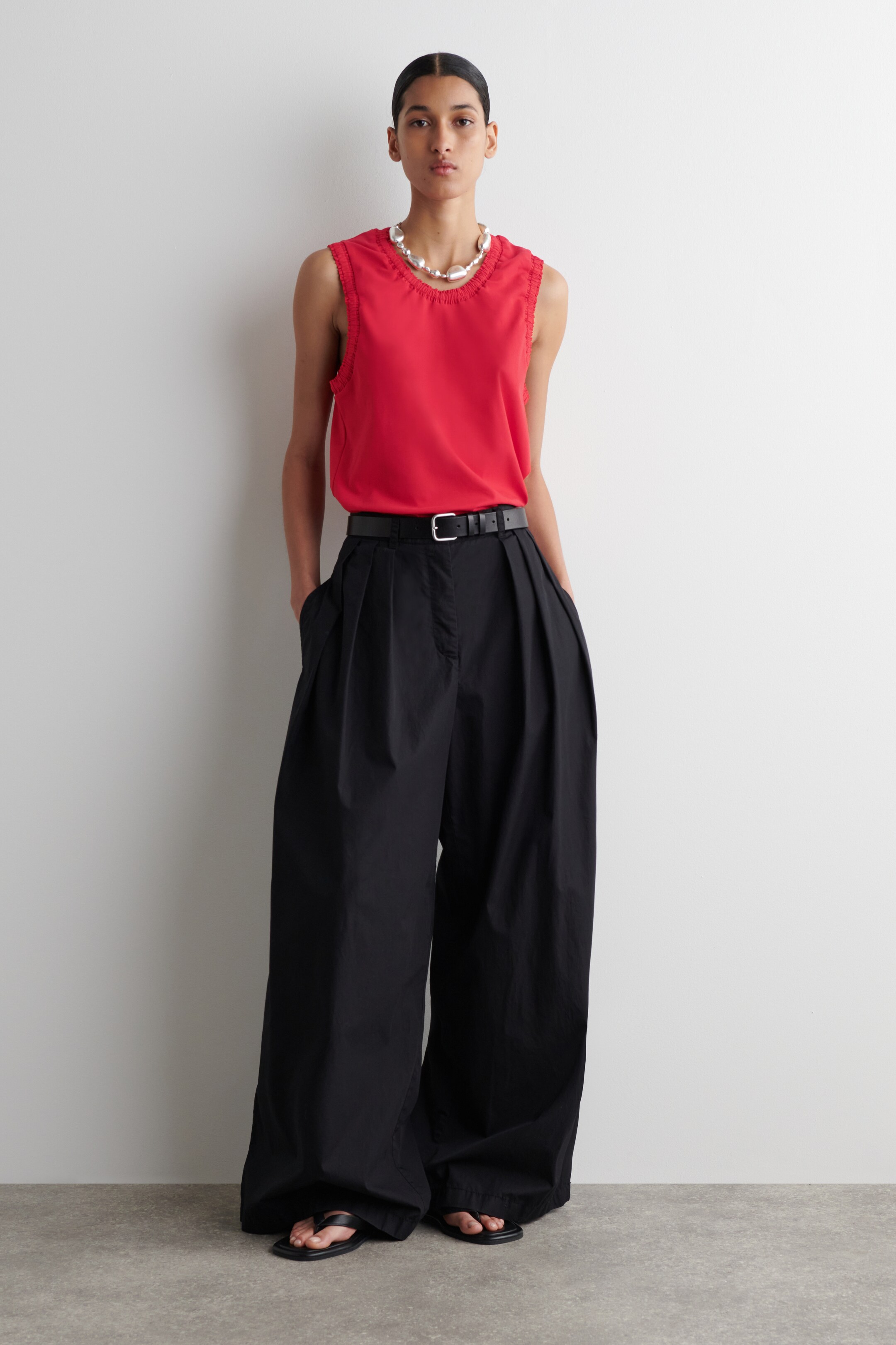 Zobrazit větší obrázek: NABÍRANÉ BAVLNĚNÉ TÍLKO - ČERVENÁ - ŽENY | H&M CZ 2