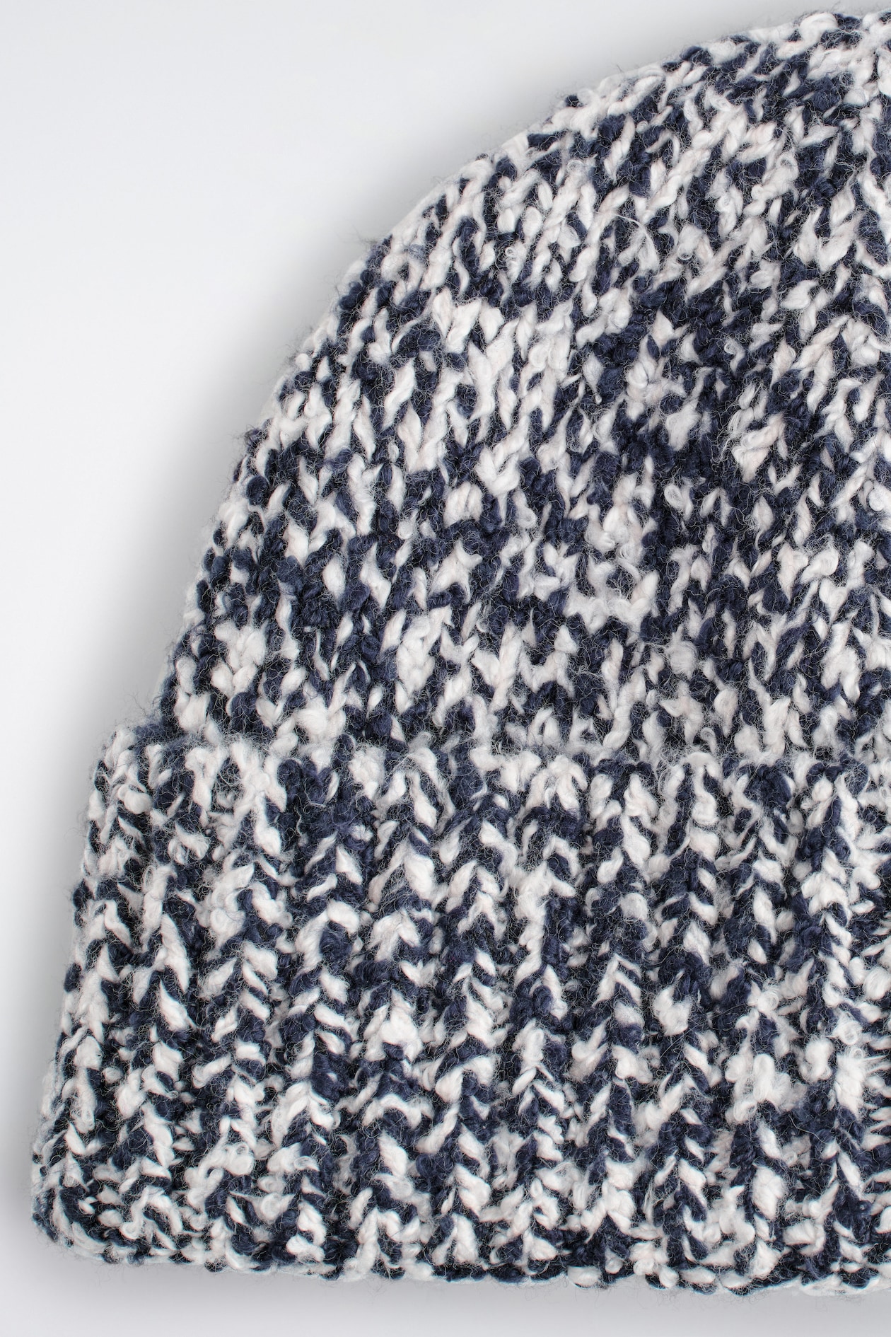 FLECKED WOOL-BLEND BEANIE — NAVY / WHITE