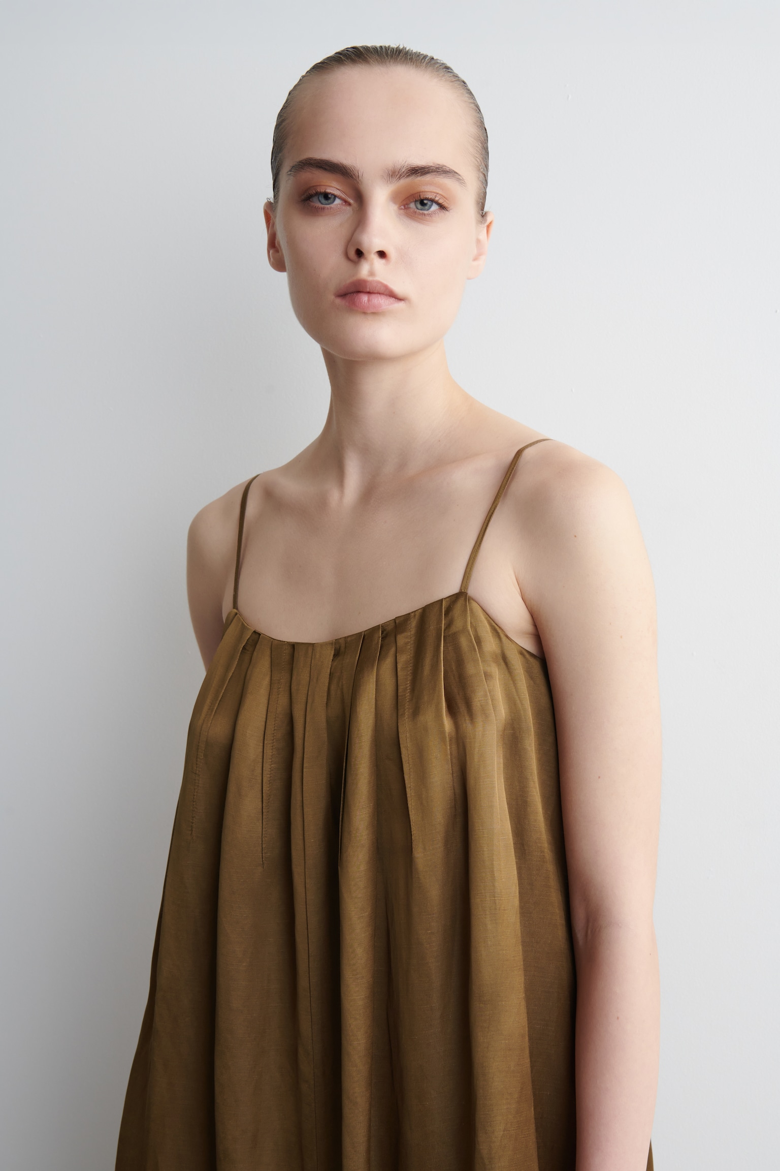 VESTIDO LARGO PLISADO FLUIDO - OCRE - 4