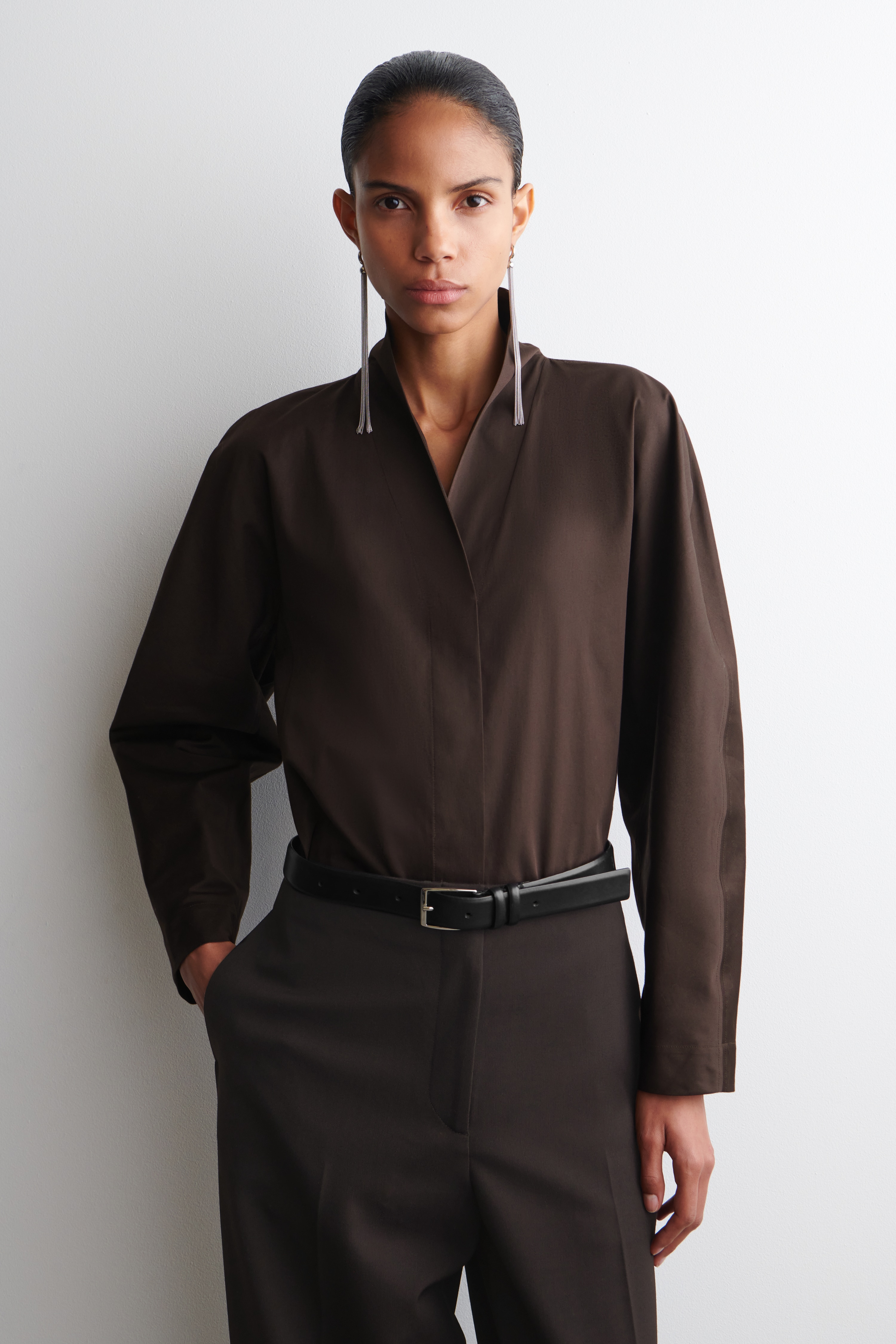 HALENKA S LÍMCEM VE TVARU ŠÁLY Z BAVLNY - DARK BROWN/OFF-WHITE