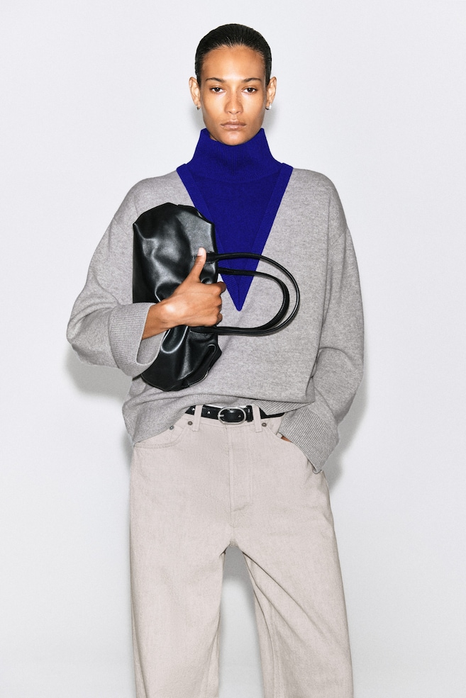 LAYERED MOCK-NECK MERINO WOOL SWEATER — GRAY / COBALT