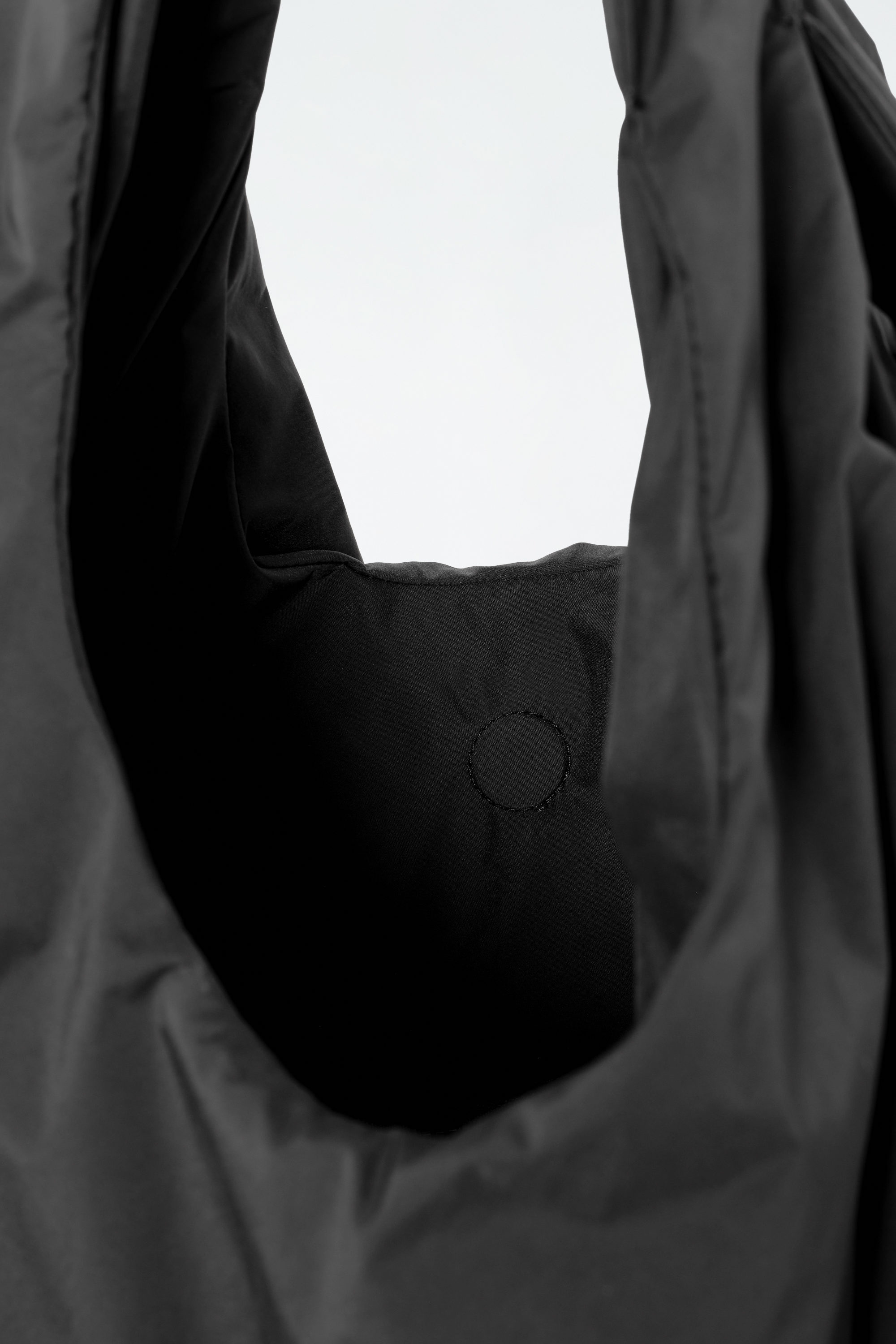 CLOUD TOTE BAG - BLACK | COS
