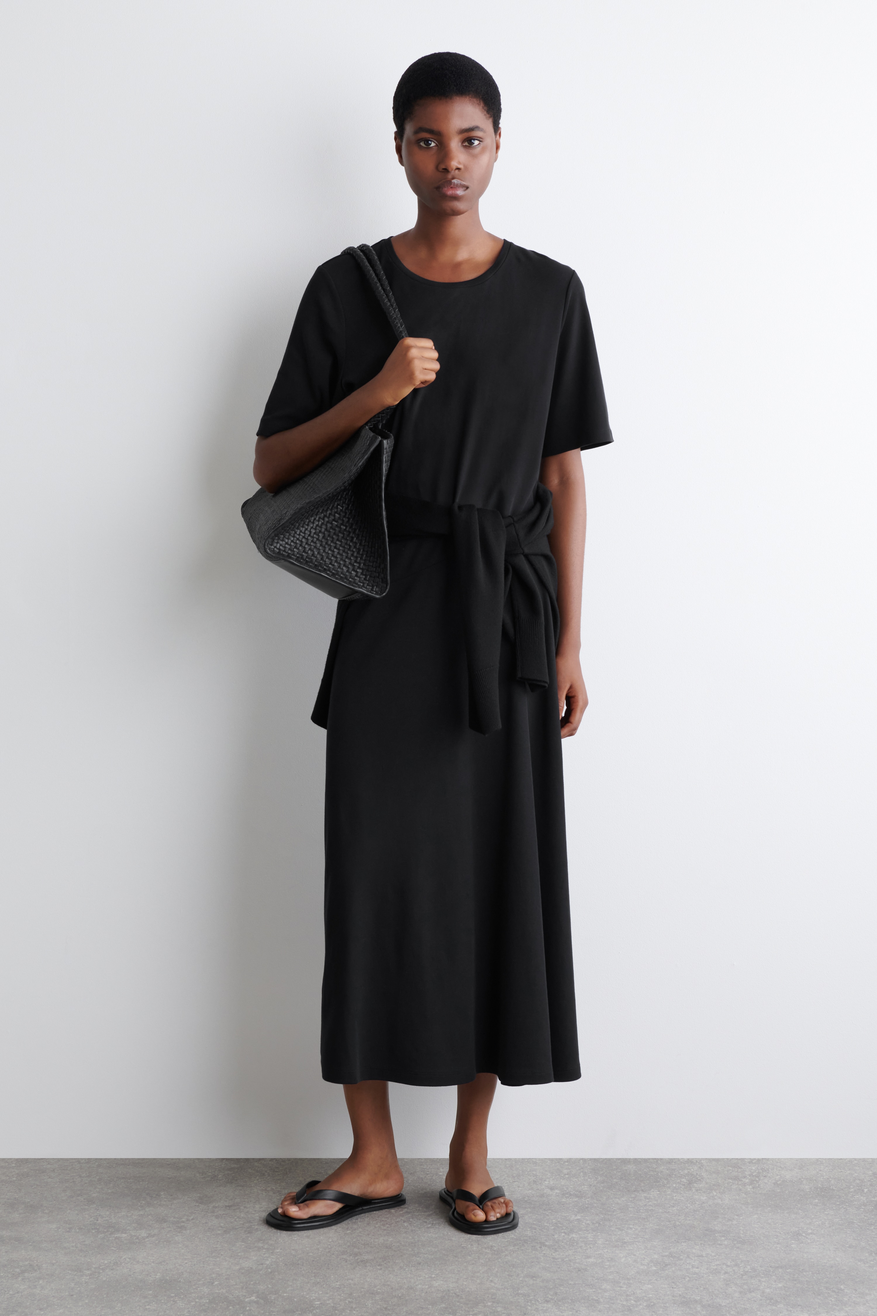 ZAVINOVACÍ MIDI ŠATY Z BAVLNY - ČERNÁ/VÍNOVÁ