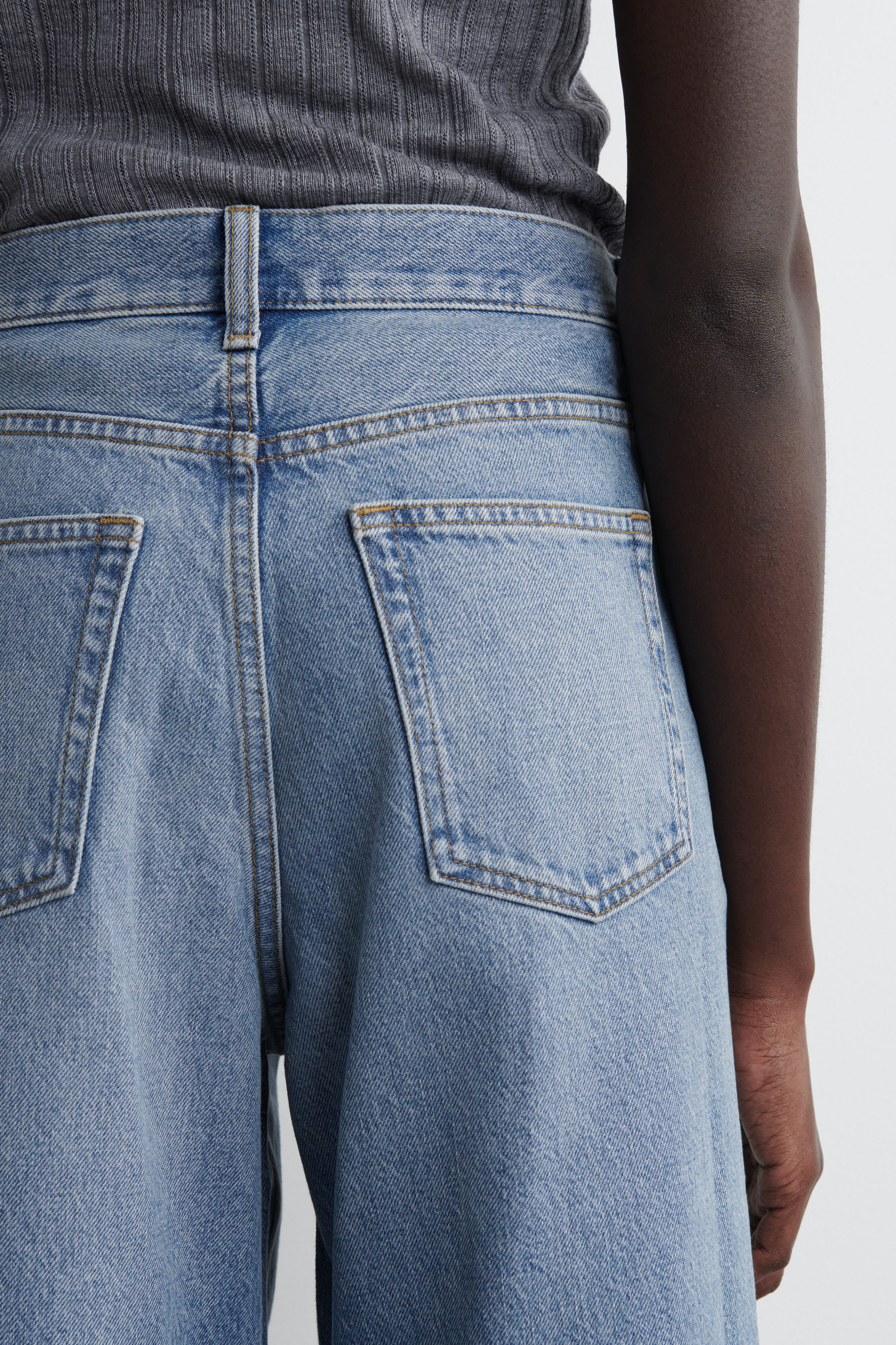 prayer1 plus Blue ciel 28㎝ Two-tone Spiral Jeans Light Medium Blue And Black | The Webster