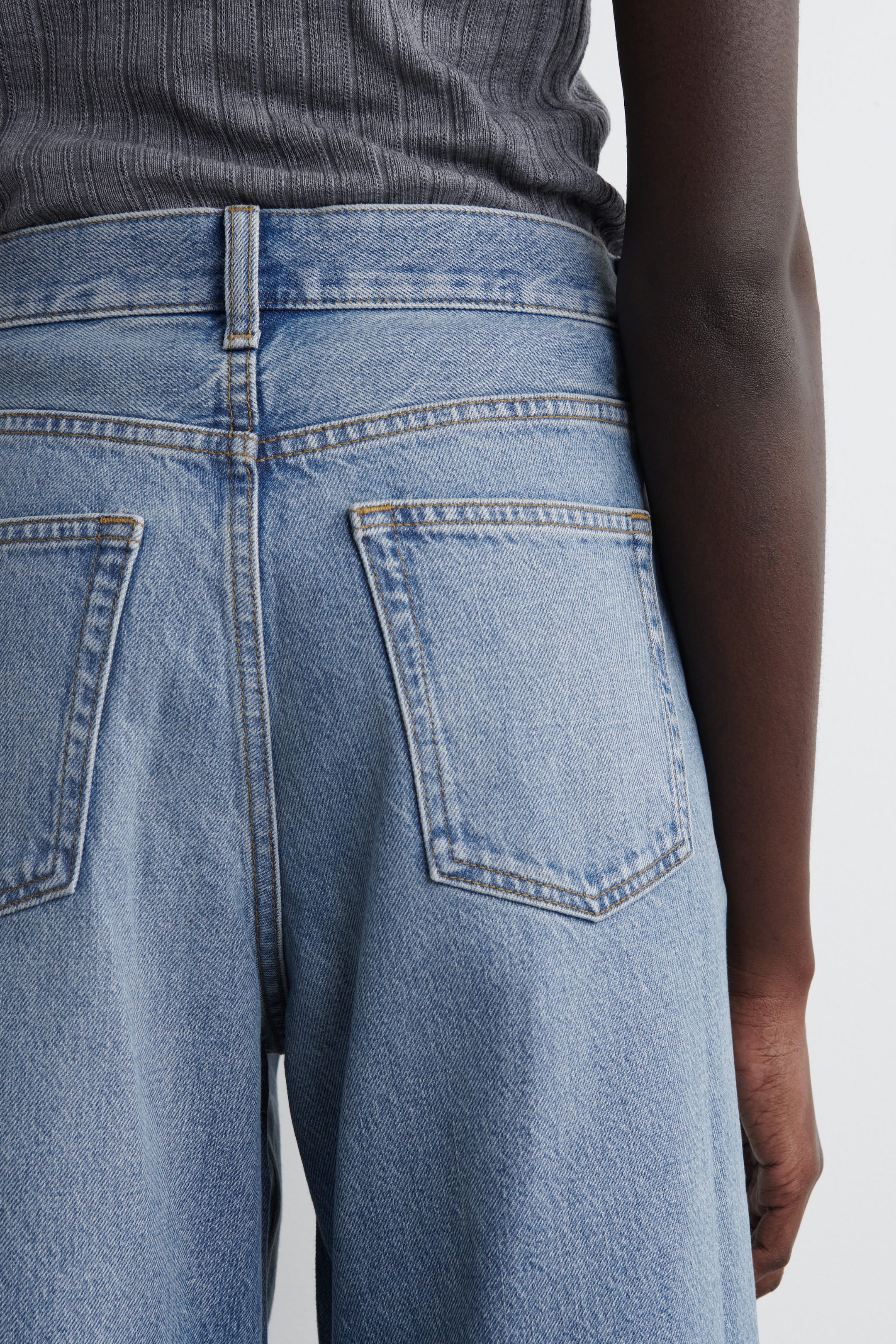 ARCH TAPERED JEANS