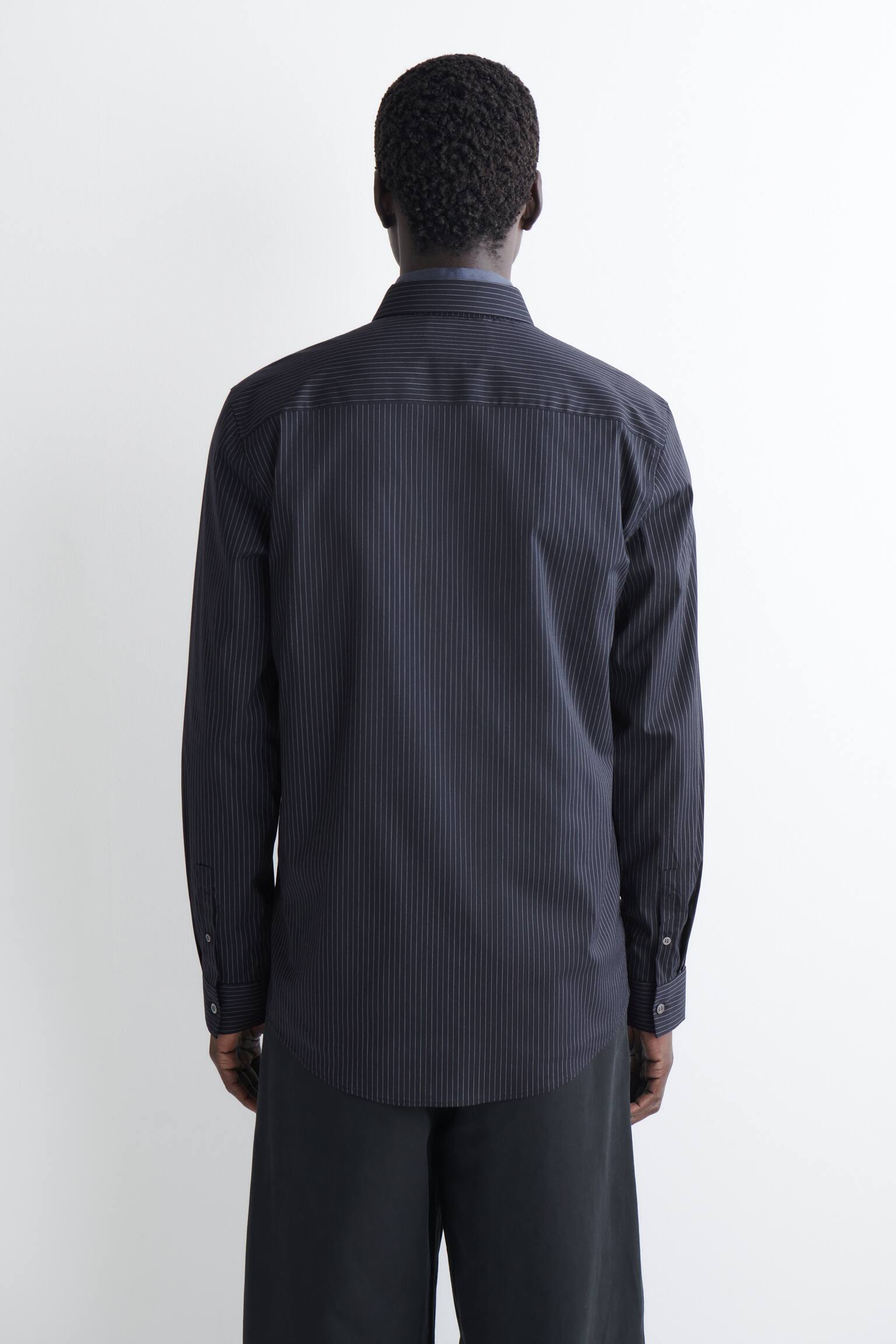 SKRÄDDAD SKJORTA I BOMULLSPOPLIN - MARINBLÅ/KRITSTRECKSRANDIG/VIT - 7