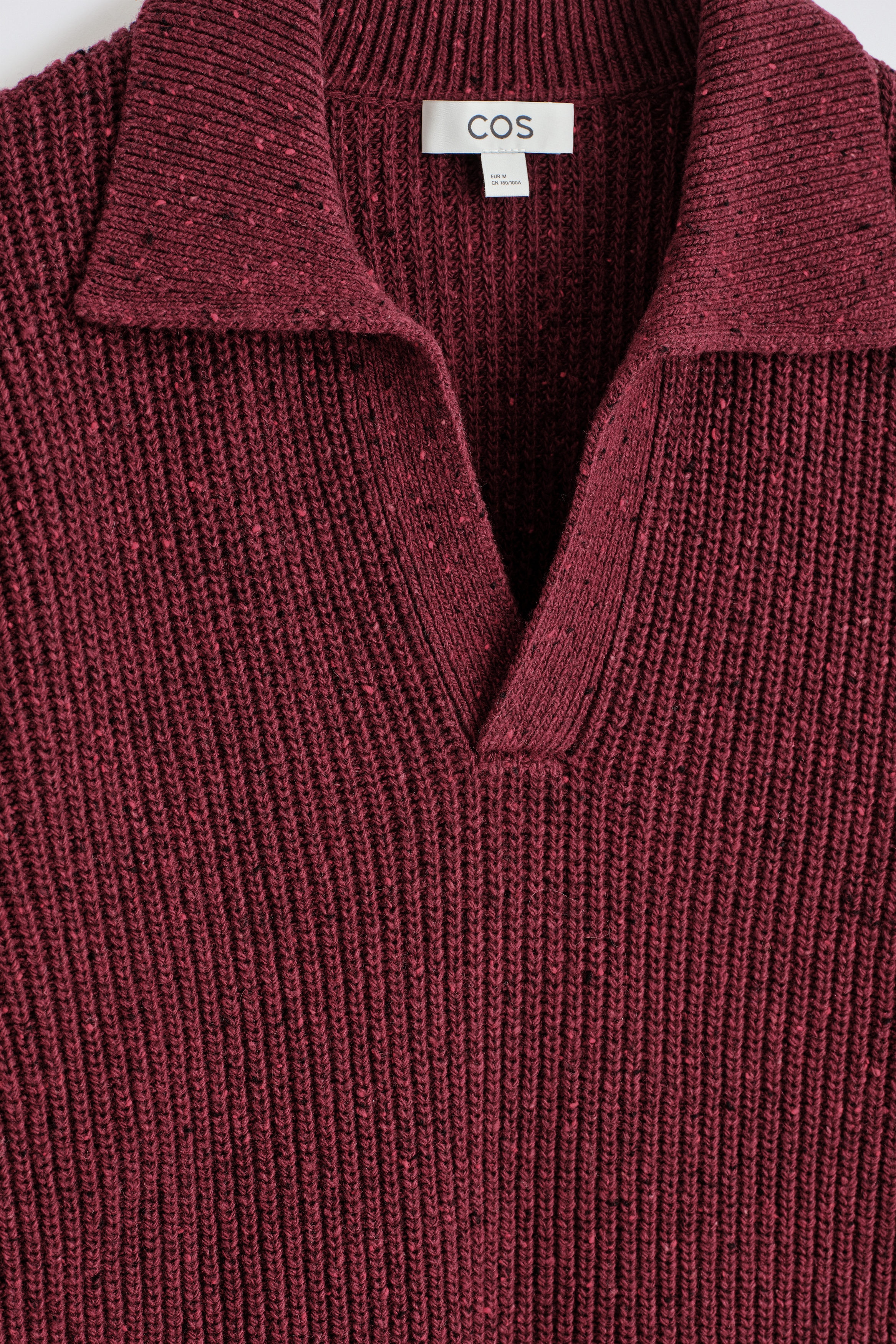 COS wool V-neck polo モーガン蔵人 DONEGAL-EFFECT WOOL POLO SWEATER - DARK-RED MÉLANGE | COS US