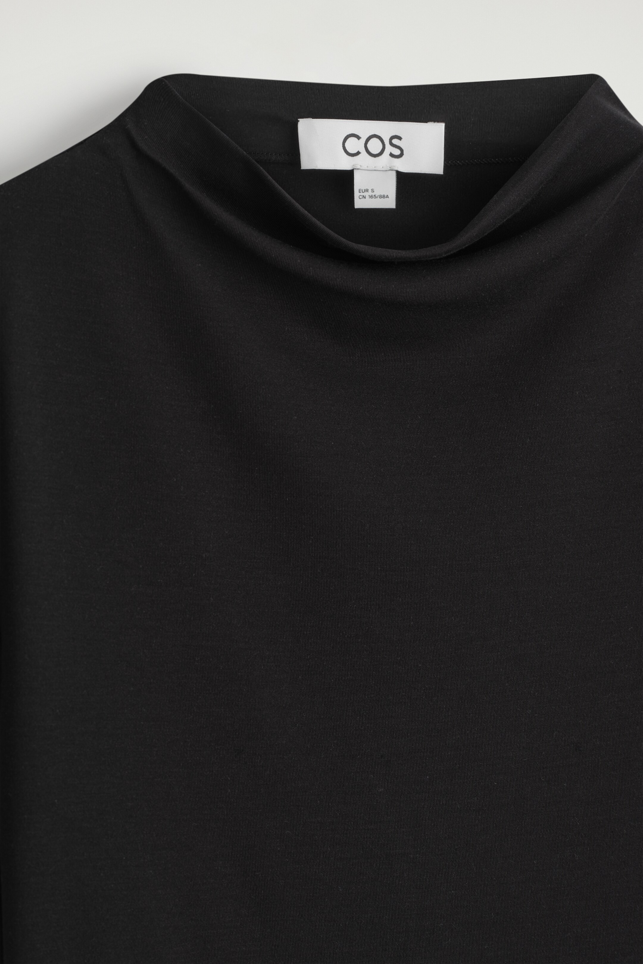 Visa större bild: DRAPERAD T-SHIRT I JERSEY - SVART - DAM | H&M SE 6