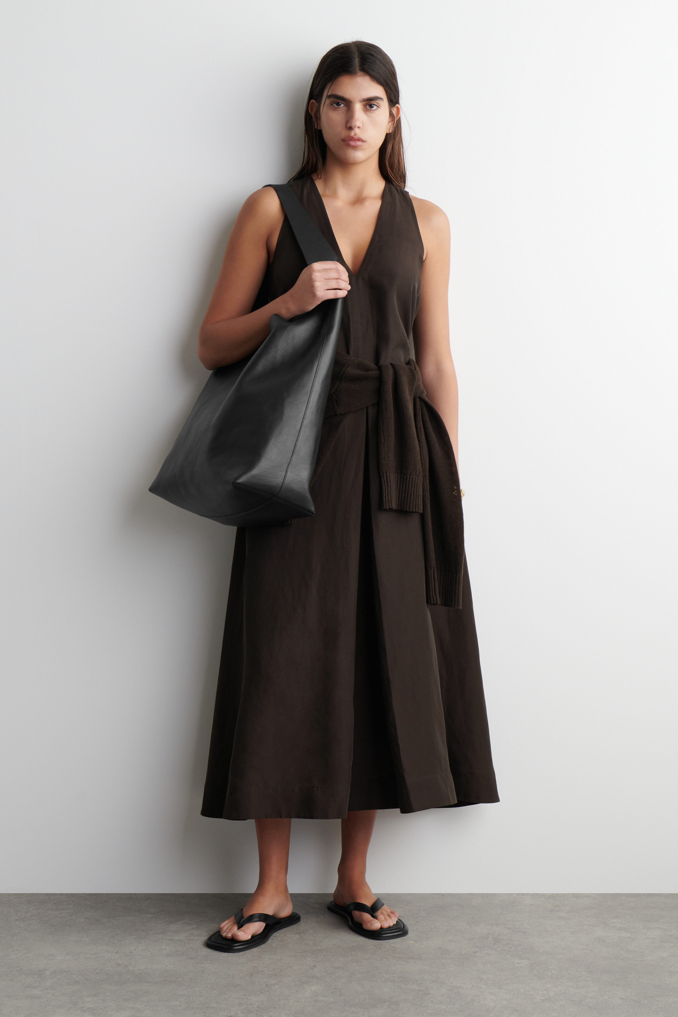 【COS】直営/正規店 SERIF レザー トートバッグ レザー ブラック SERIF TOTE BAG - LEATHER - BLACK | COS