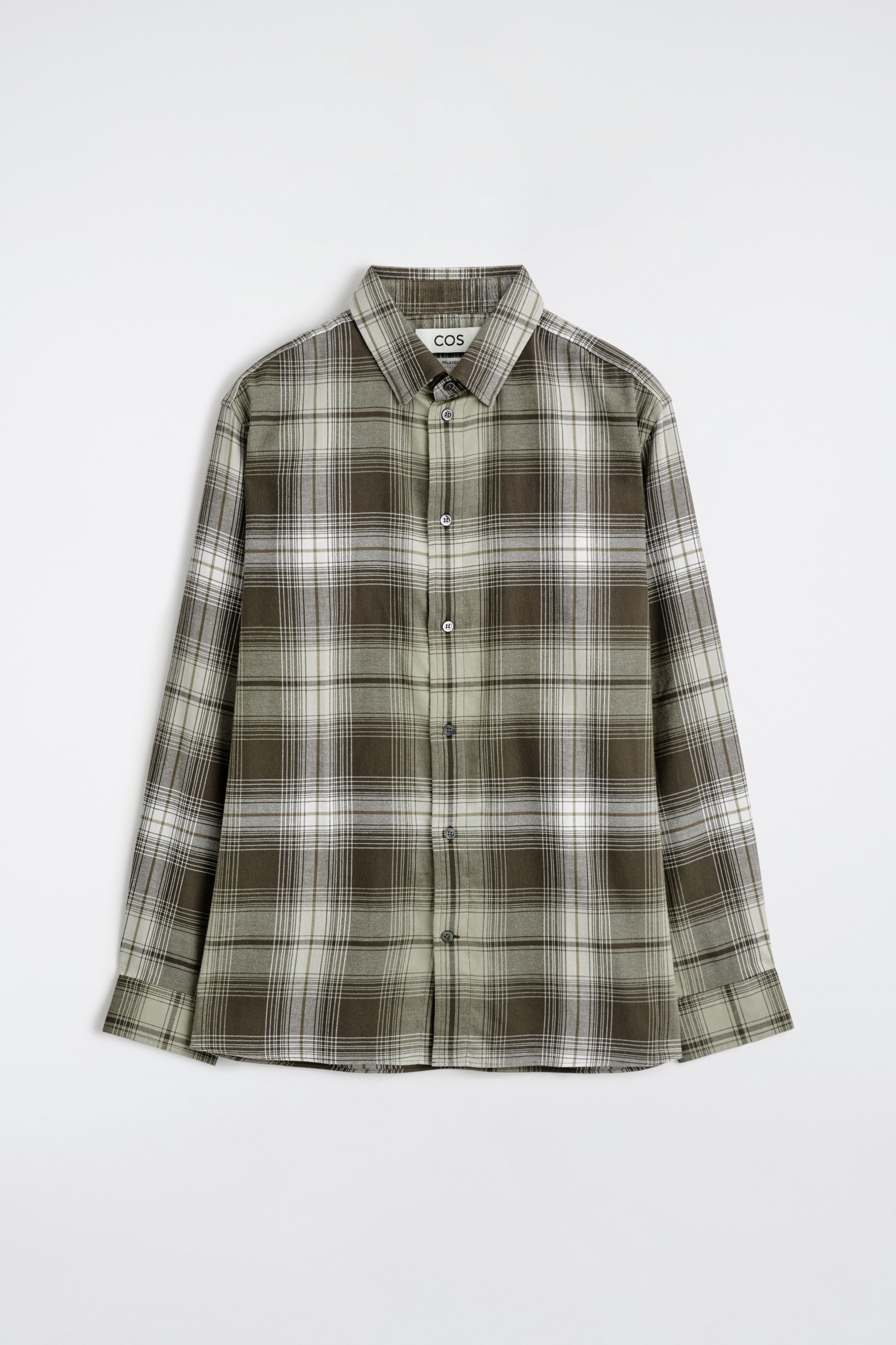 Ver imagen más grande: Una camisa se presenta de FRENTE, con un patrón a cuadros en tonos de verde y blanco, un cuello en punta, un cierre de botones en la parte delantera, puños abotonados con esmero y un dobladillo curvado.
