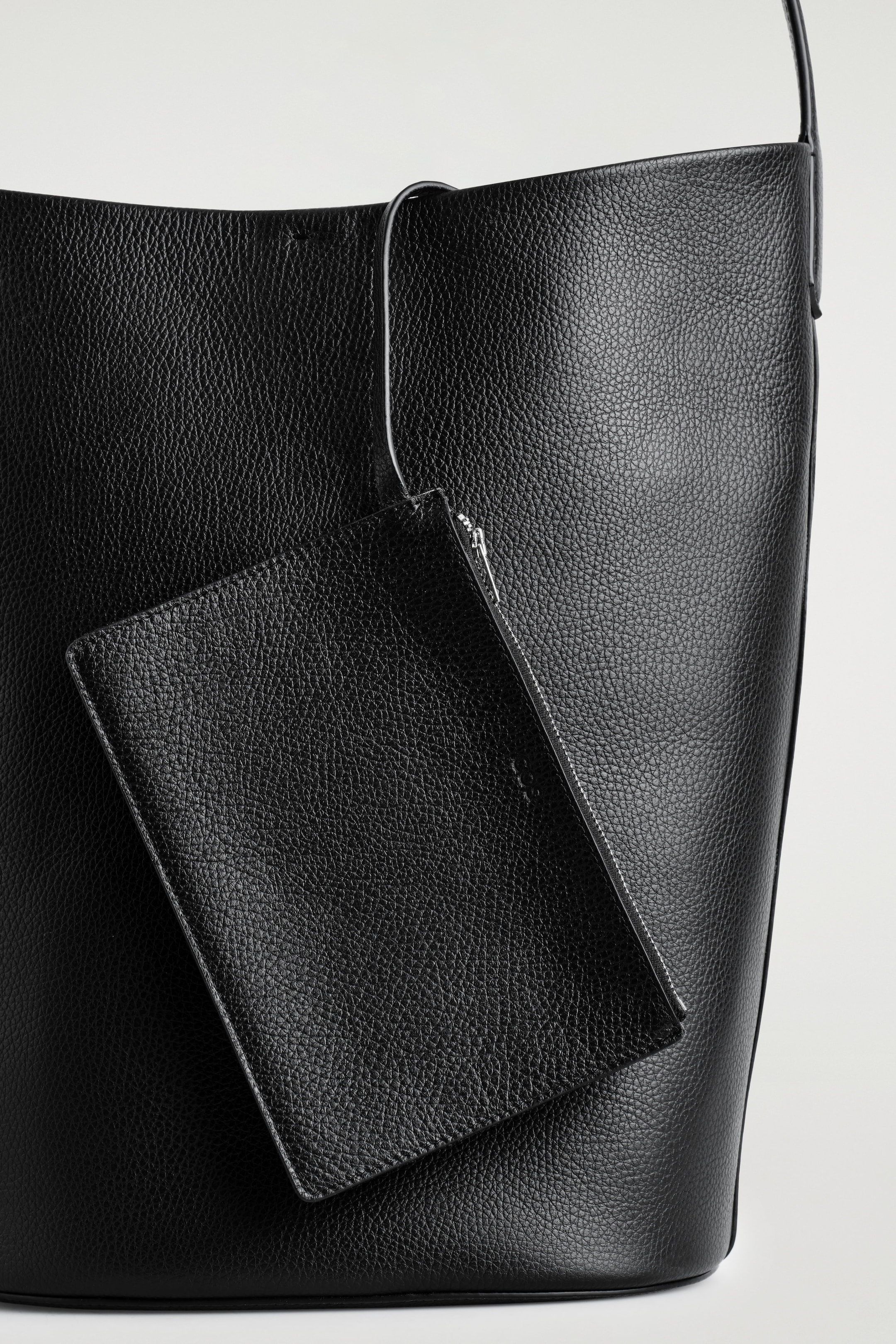 PARADIGM TOTE BAG - LEATHER