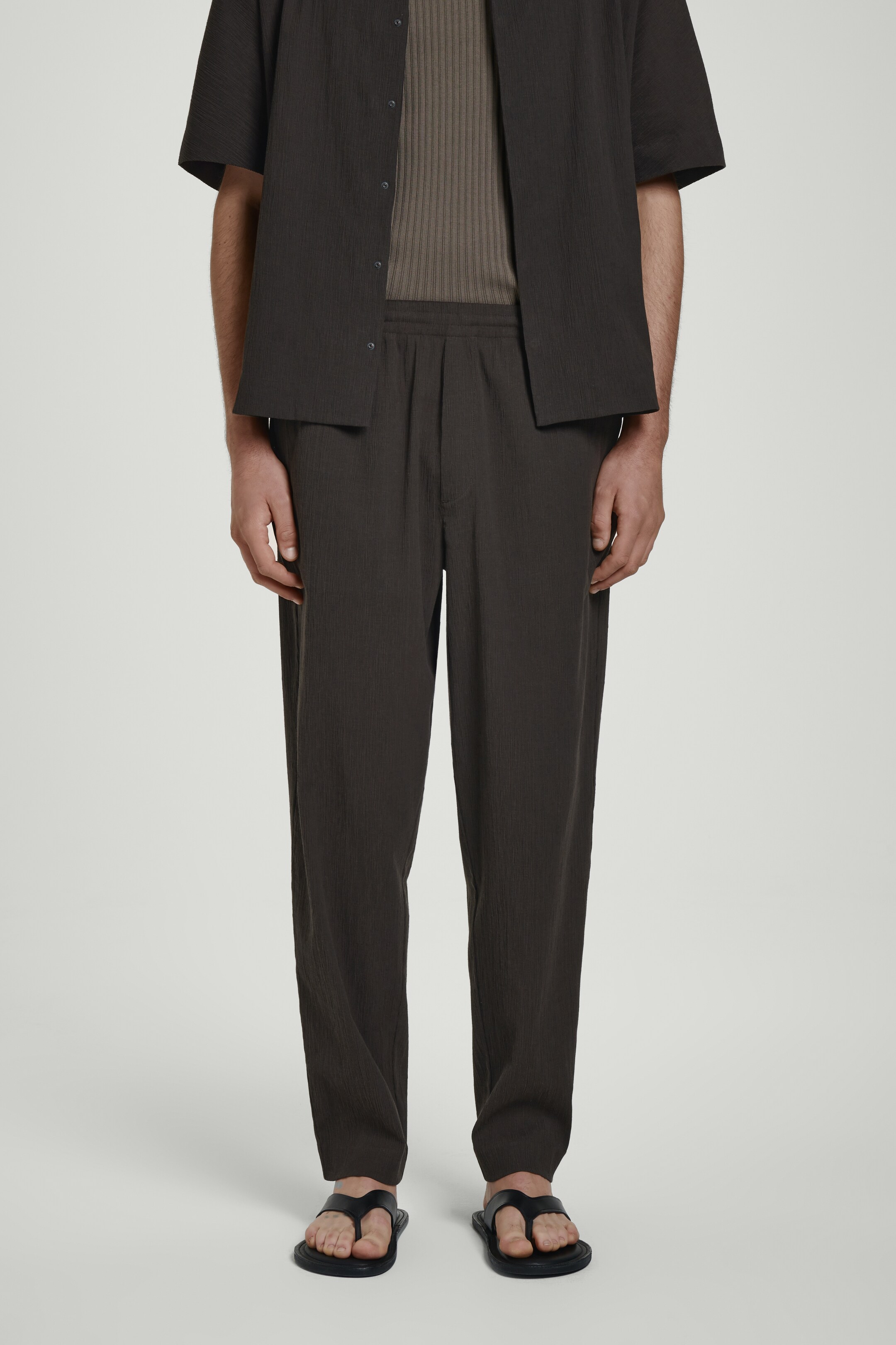 Vezi imaginea mai mare: PANTALONI DIN BUMBAC ȘIFONAT - Maro închis - BĂRBAŢI | H&M RO 2