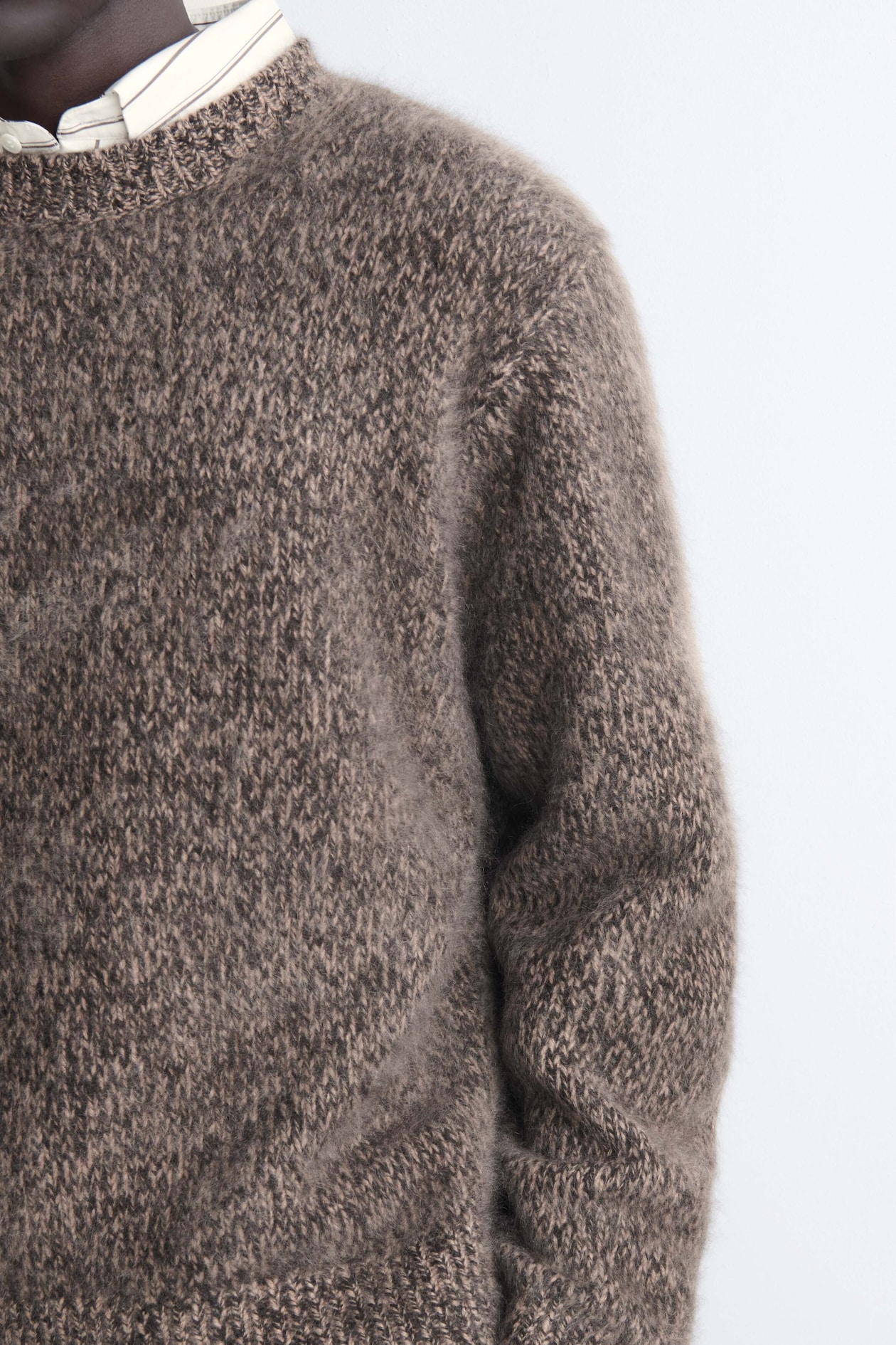TWO-TONE BRUSHED PURE CASHMERE CREW-NECK SWEATER — MOCHA MÉLANGE