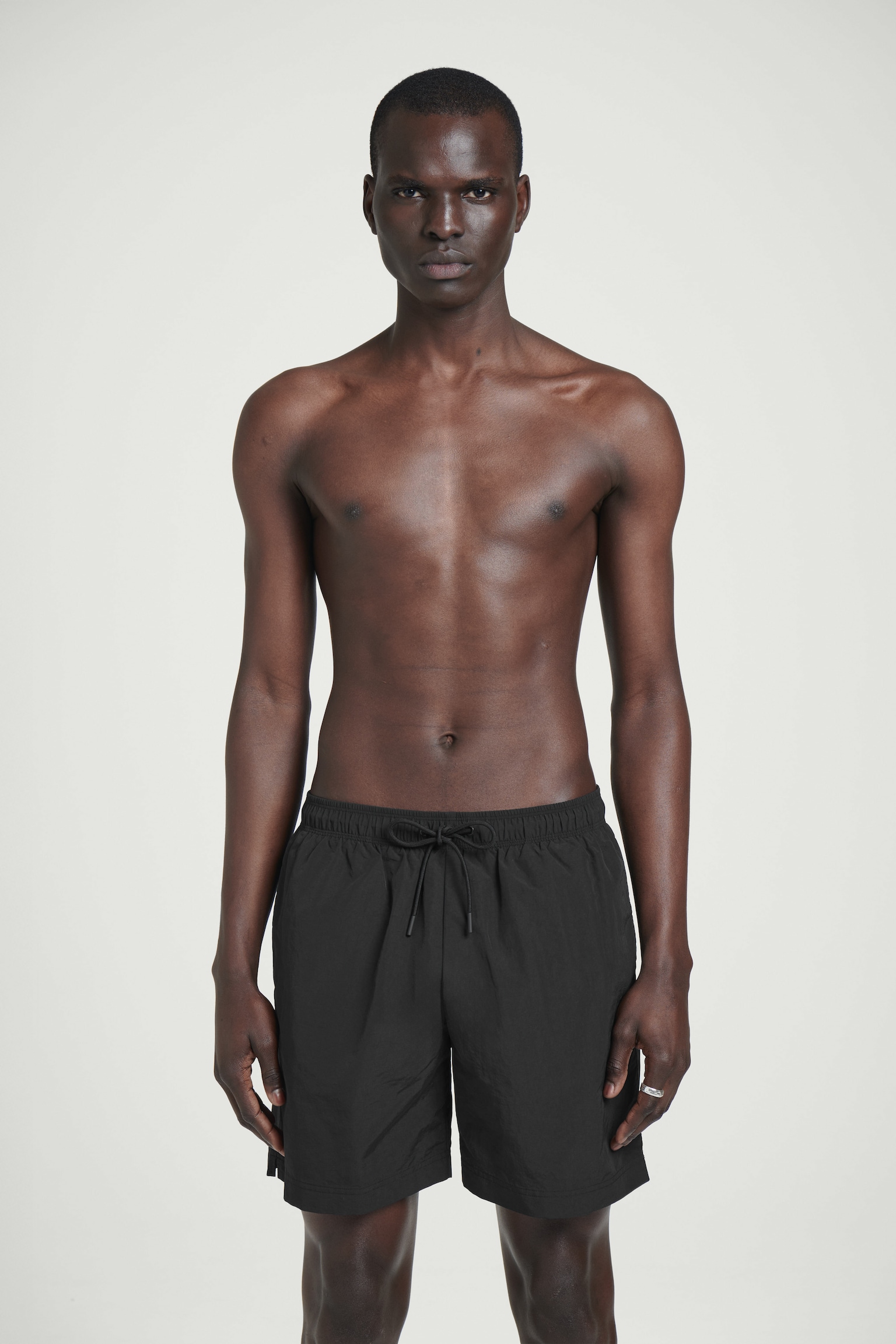 BAÑADOR DE NAILON CON CORDÓN DE AJUSTE - NEGRO