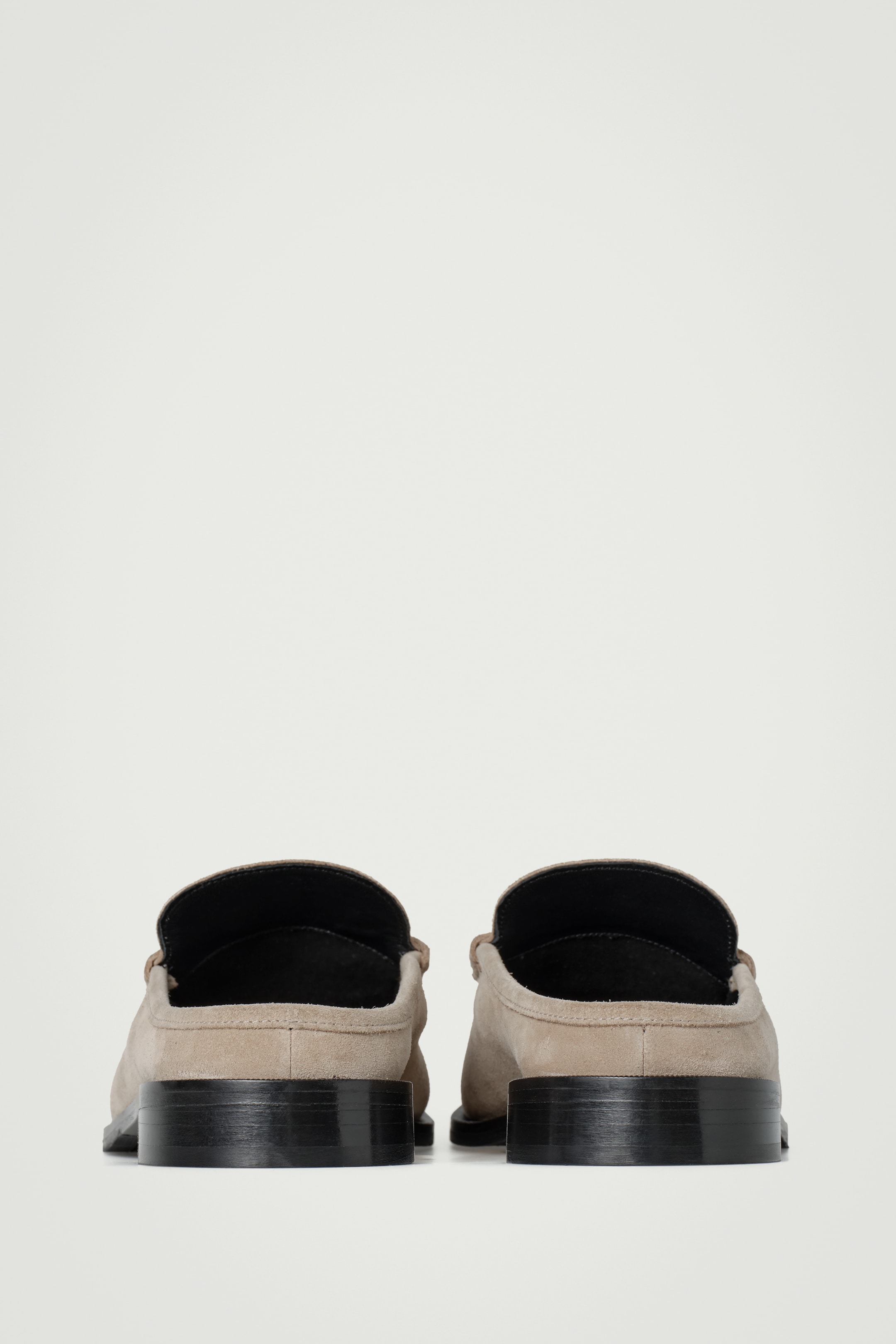 Grösseres Bild ansehen: SABOTS AUS VELOURSLEDER - HELLES GRAUBRAUN - HERREN | H&M CH 5