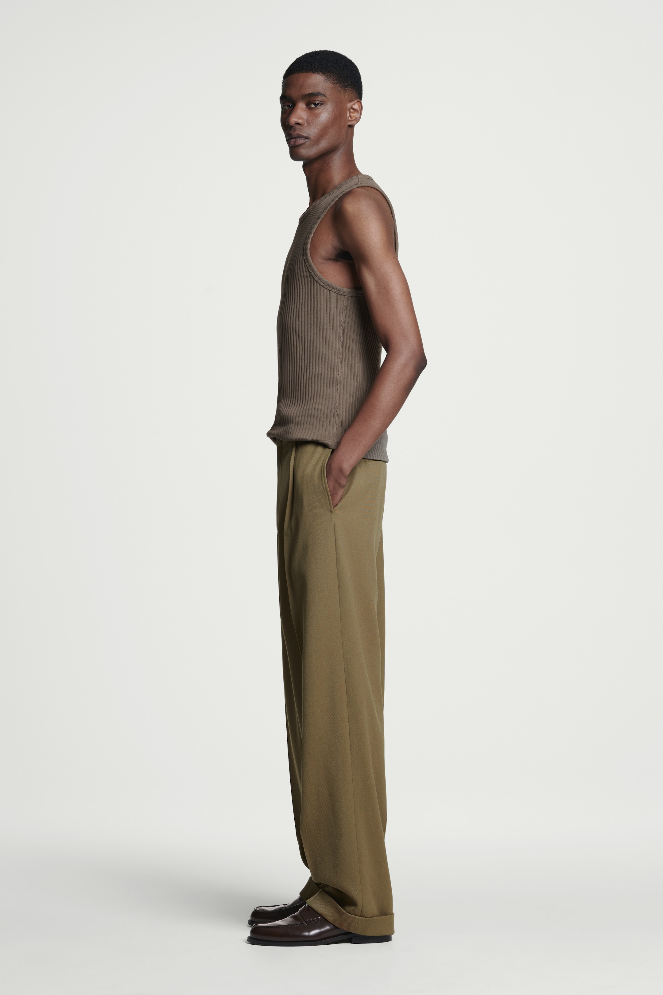 Grösseres Bild ansehen: SCHMALES TANKTOP AUS BAUMWOLLE - MAULWURFSBRAUN - HERREN | H&M CH 4