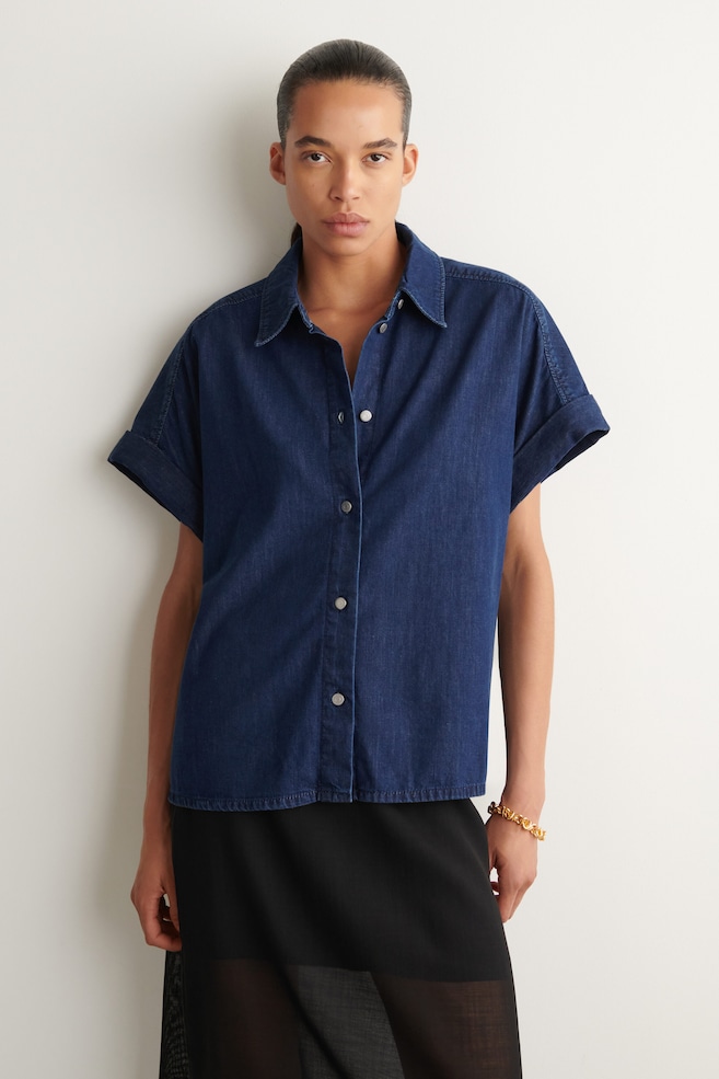 SHORT-SLEEVED DENIM SHIRT — DARK BLUE
