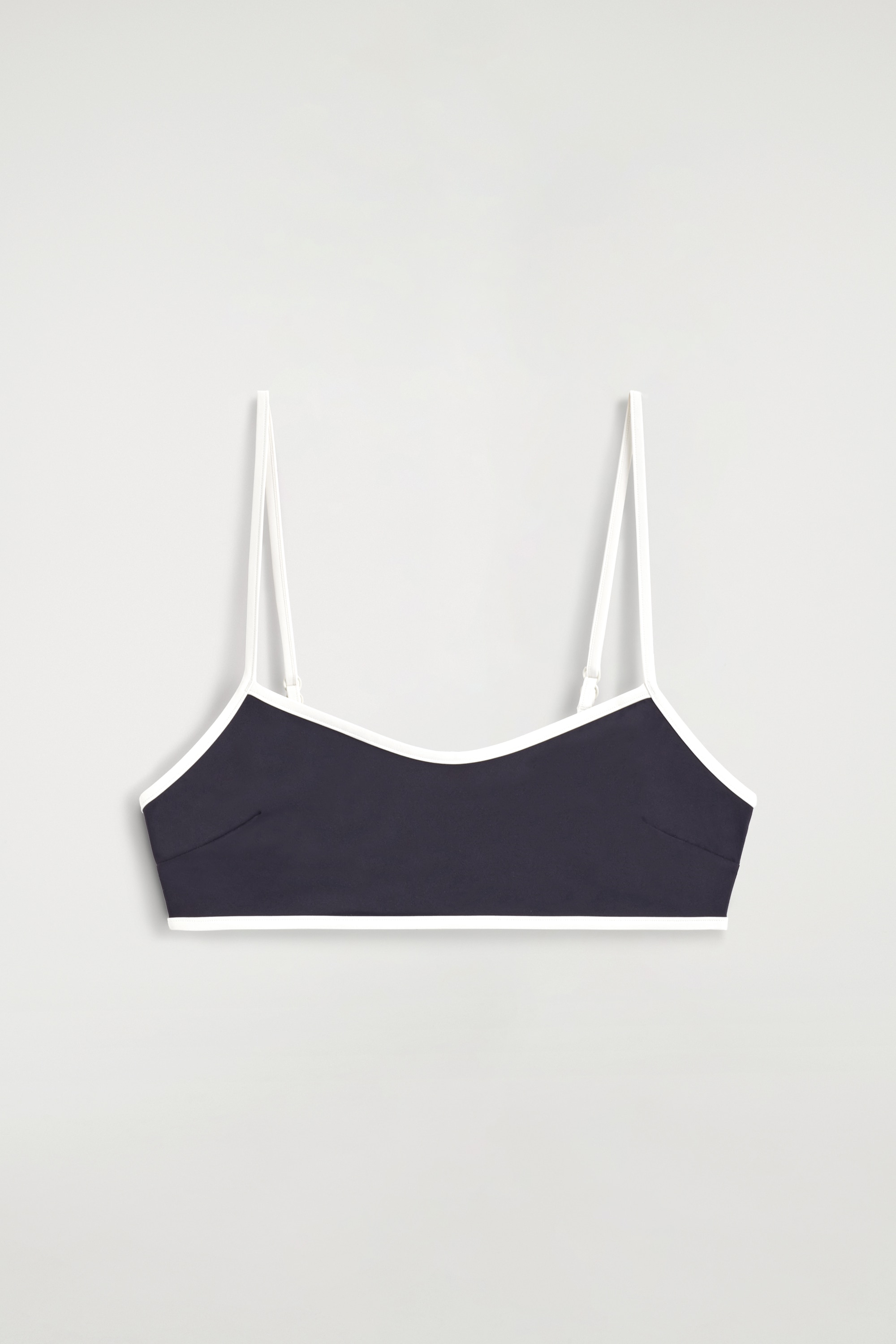 TOP DE BIKINI CU BORDURĂ CONTRASTANTĂ ȘI DECOLTEU ROTUND - BLEUMARIN / ALB/ROȘU / BLEUMARIN