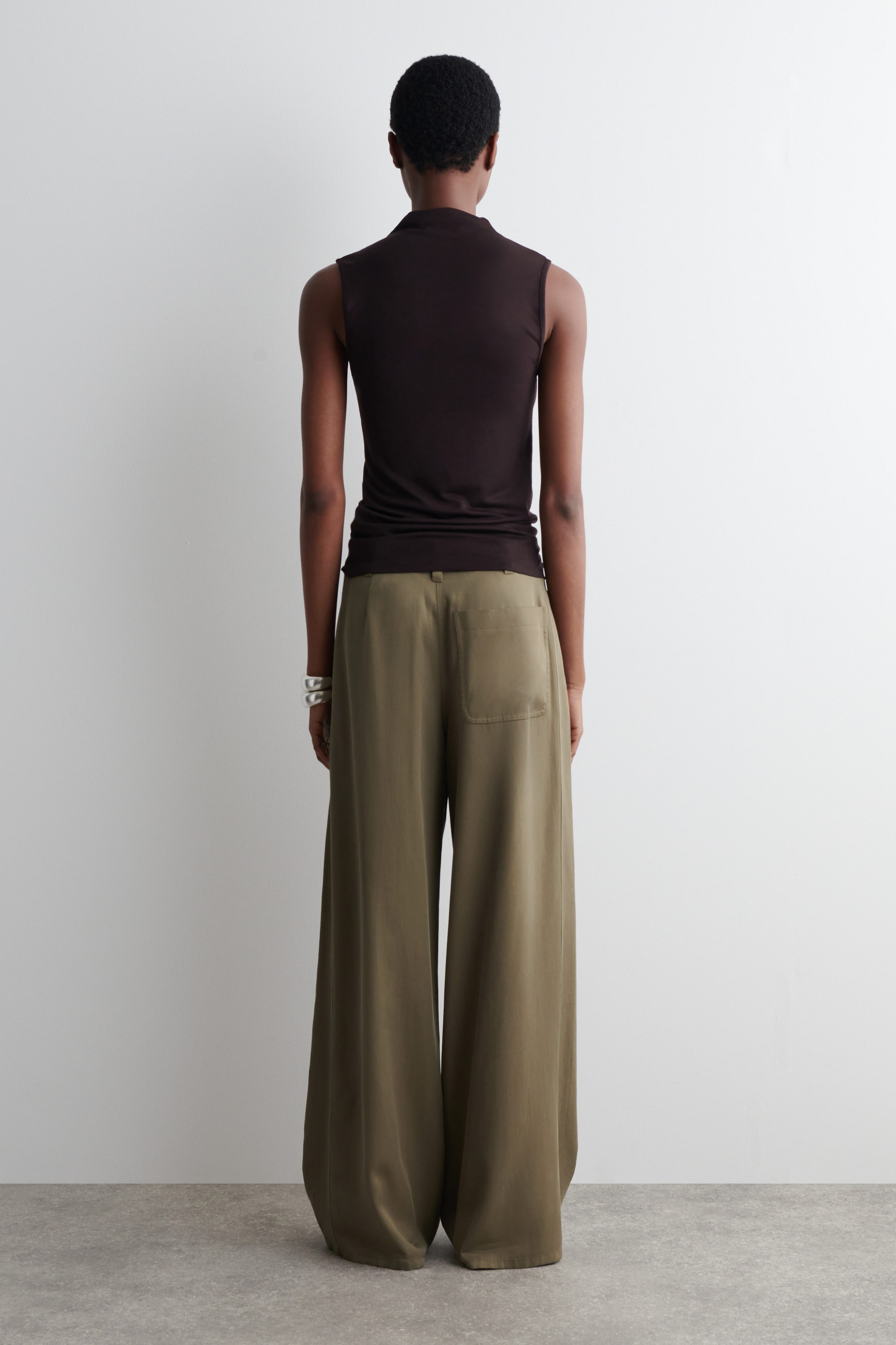 PANTALÓN ANCHO CON AJUSTE DE CORDÓN