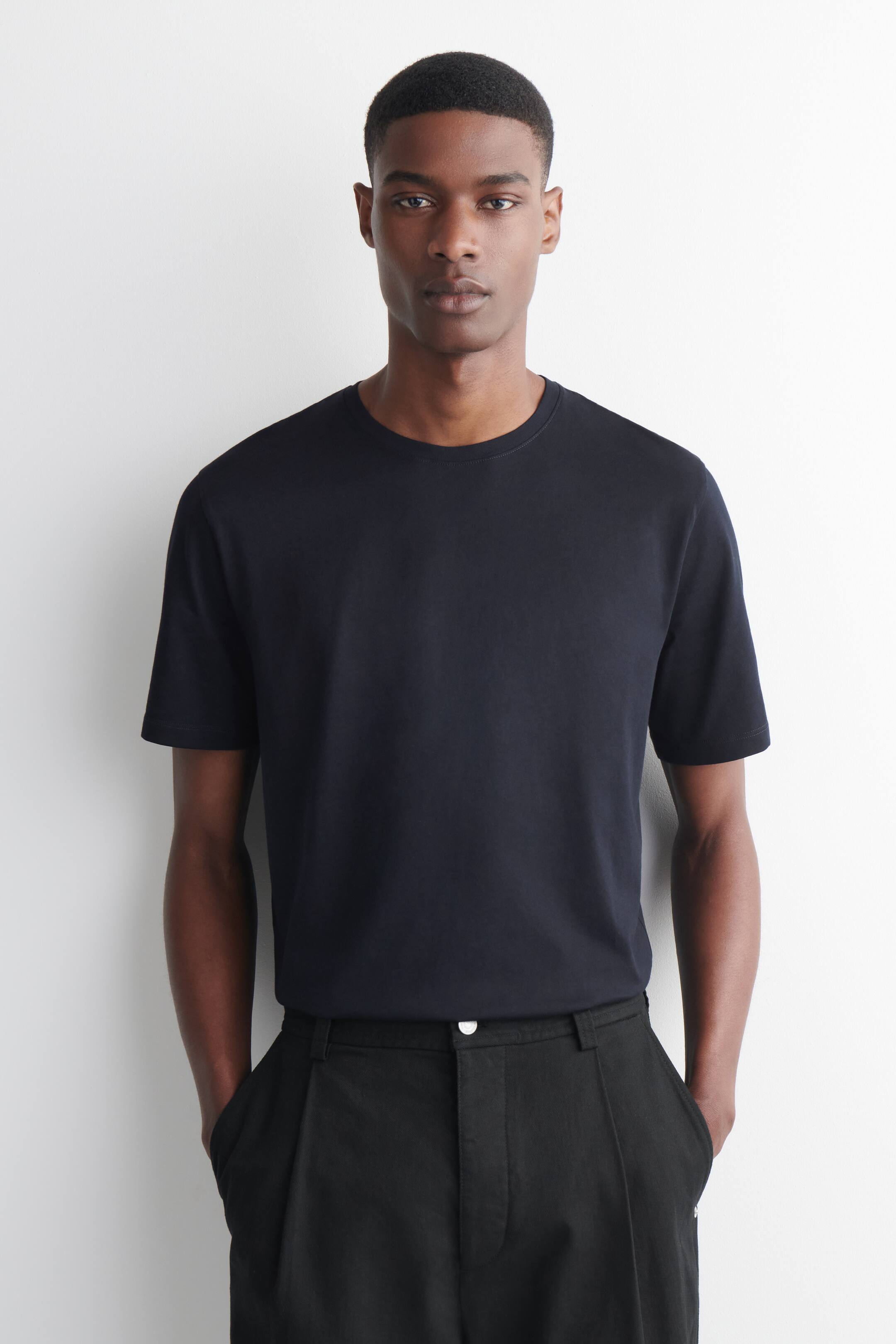 Visa större bild: En mörk marinblå t-shirt presenteras framifrån, med rund hals och korta ärmar.
