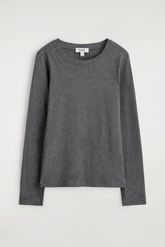 Ein dunkelgraues, meliertes Jersey-Langarmshirt wird flach präsentiert, mit der Vorderseite nach vorne, und zeichnet sich durch einen eng gerippten Rundhalsausschnitt sowie saubere Steppnähte entlang der Kanten aus. - 1
