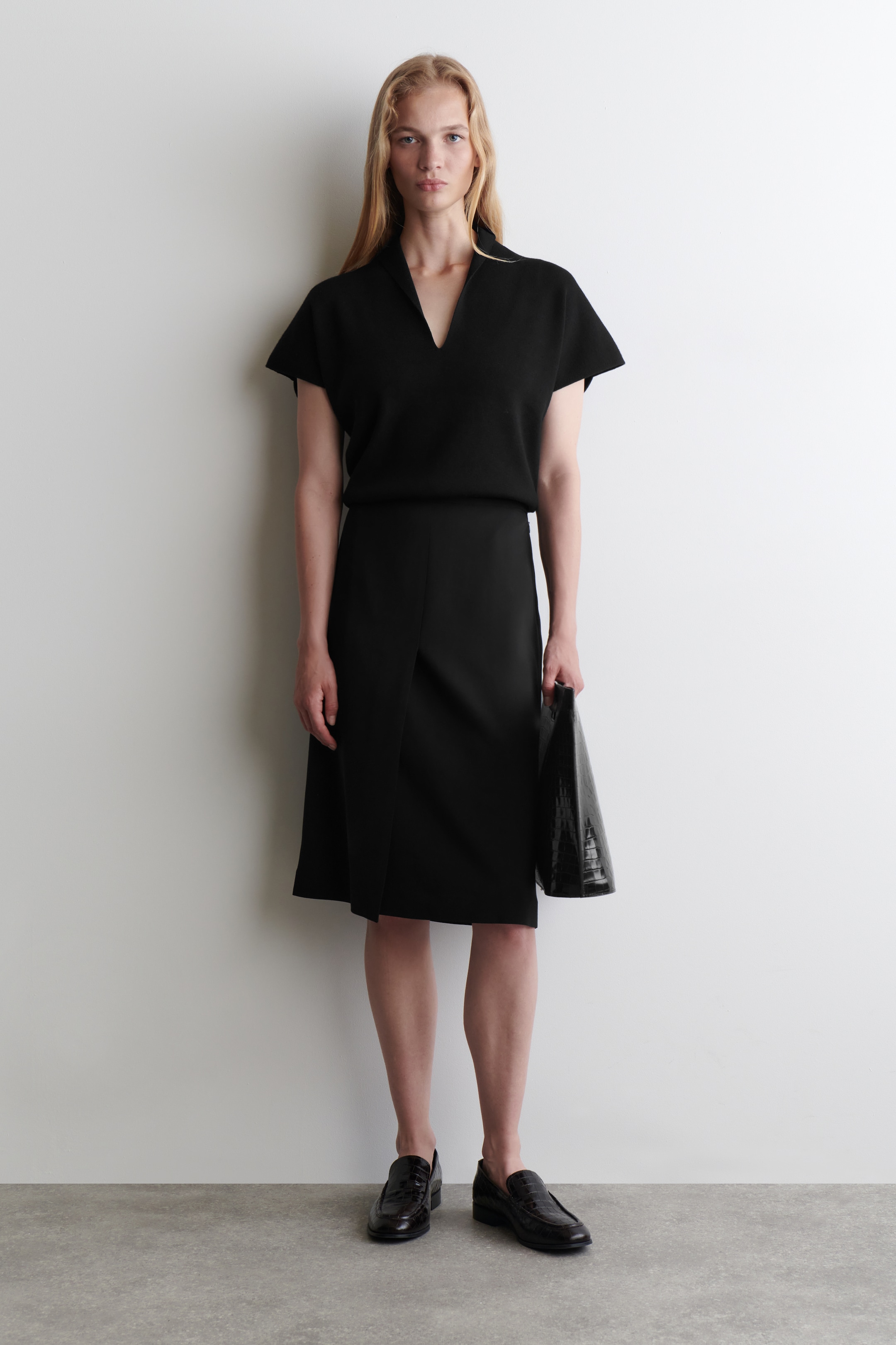 Grösseres Bild ansehen: STRICKPULLUNDER AUS MERINOWOLLE MIT V-AUSSCHNITT - SCHWARZ - DAMEN | H&M CH 2