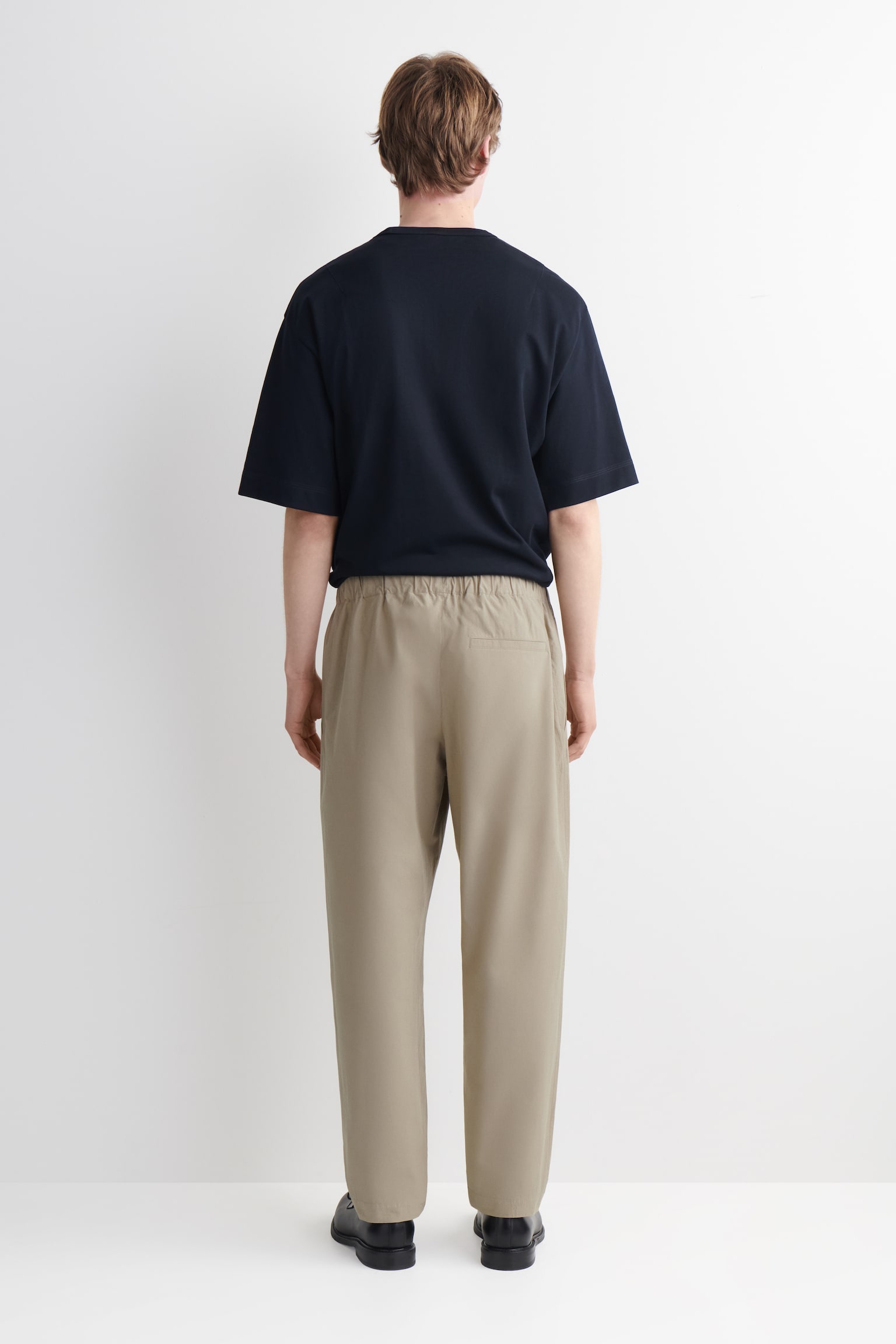 מכנסי כותנה אלסטיים עם גזרה מצומצמת - בז'/שחור - 3