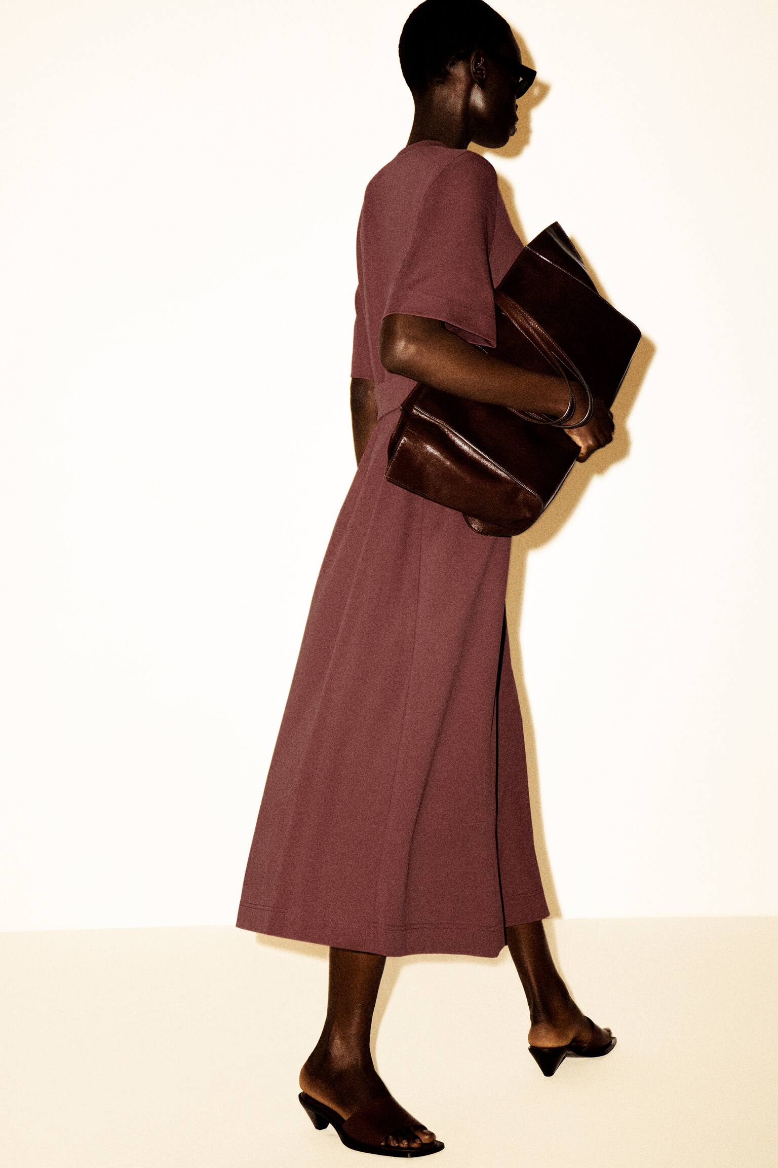 MIDI ŠATY S T-SHIRT STRIHOM A OPASKOM - HNEDÁ - 4