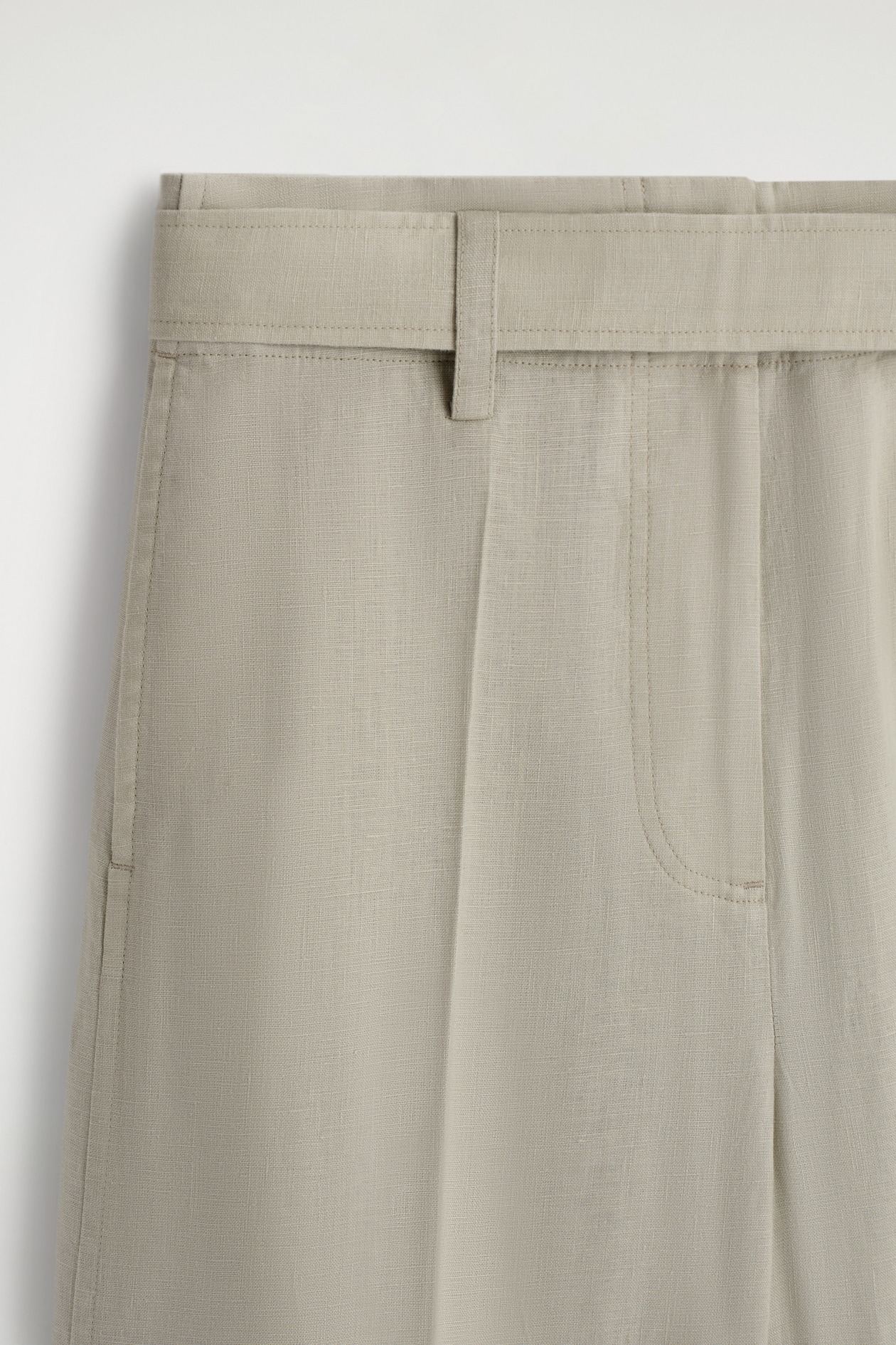 BELTED LINEN BARREL-LEG TROUSERS — BEIGE