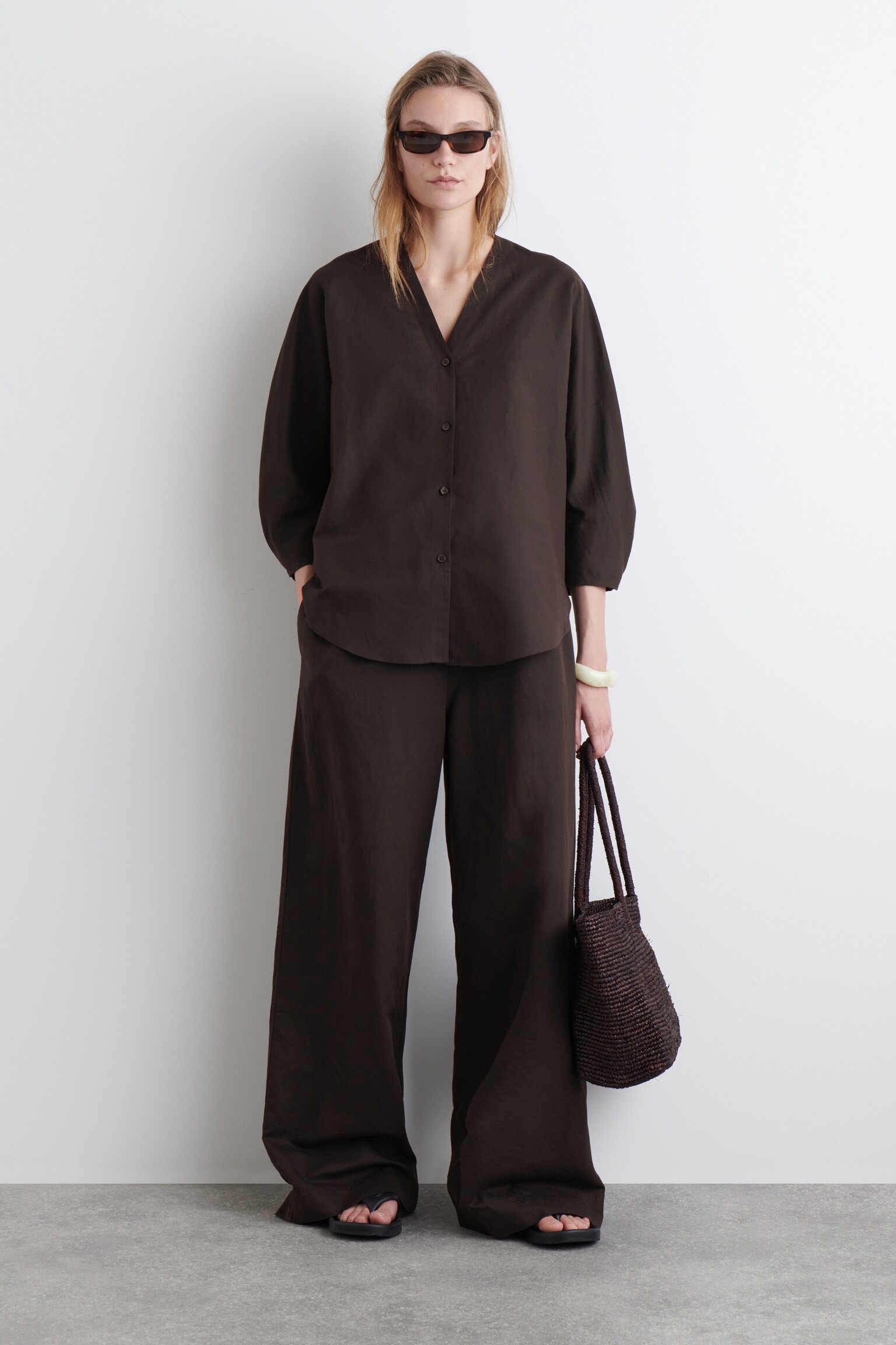 CAMISA DE LINO Y ALGODÓN CON CUELLO DE PICO - MARRÓN OSCURO/ROSA - 4