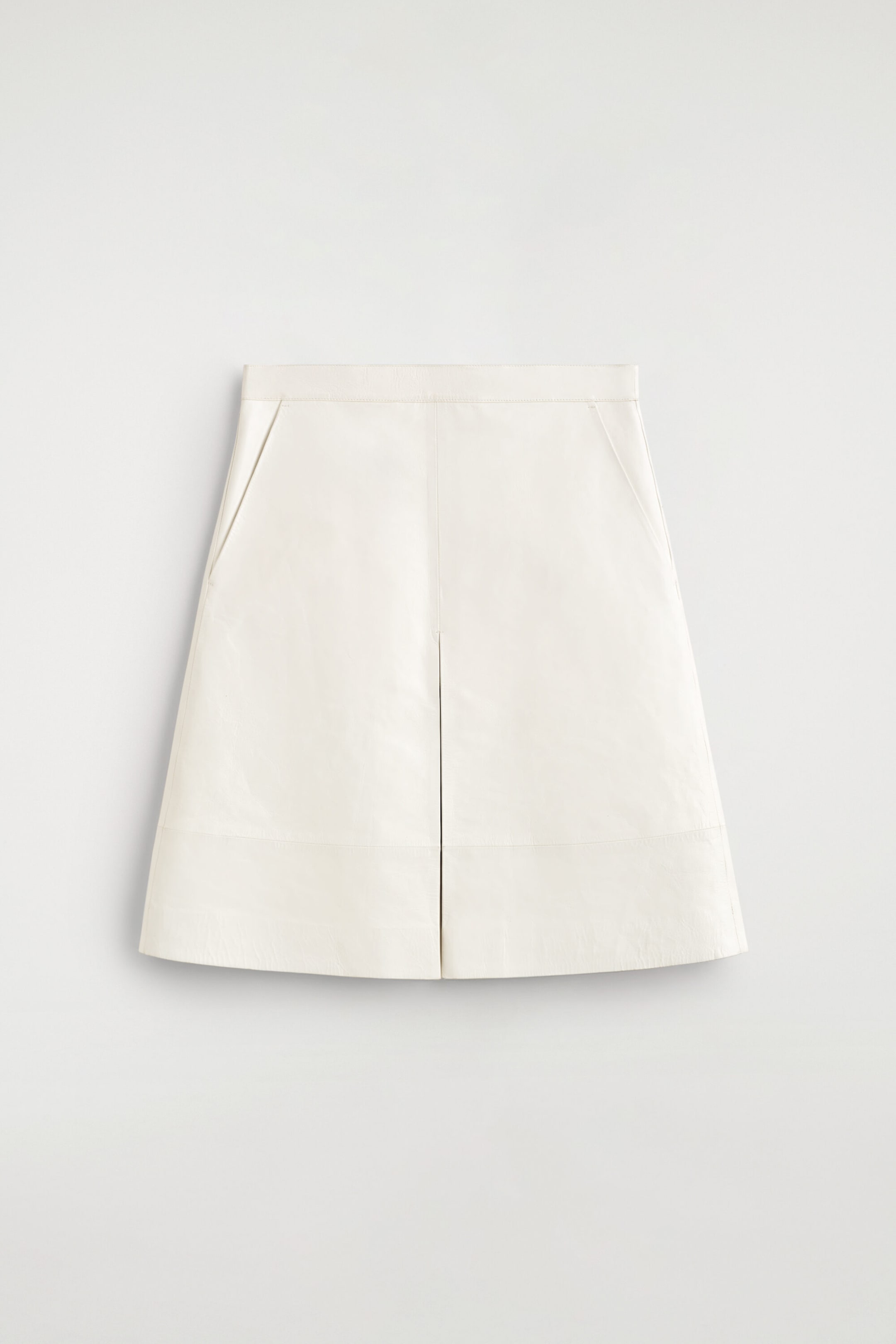 MIDIROCK MIT FALTEN AUS TEXTURIERTEM LEDER