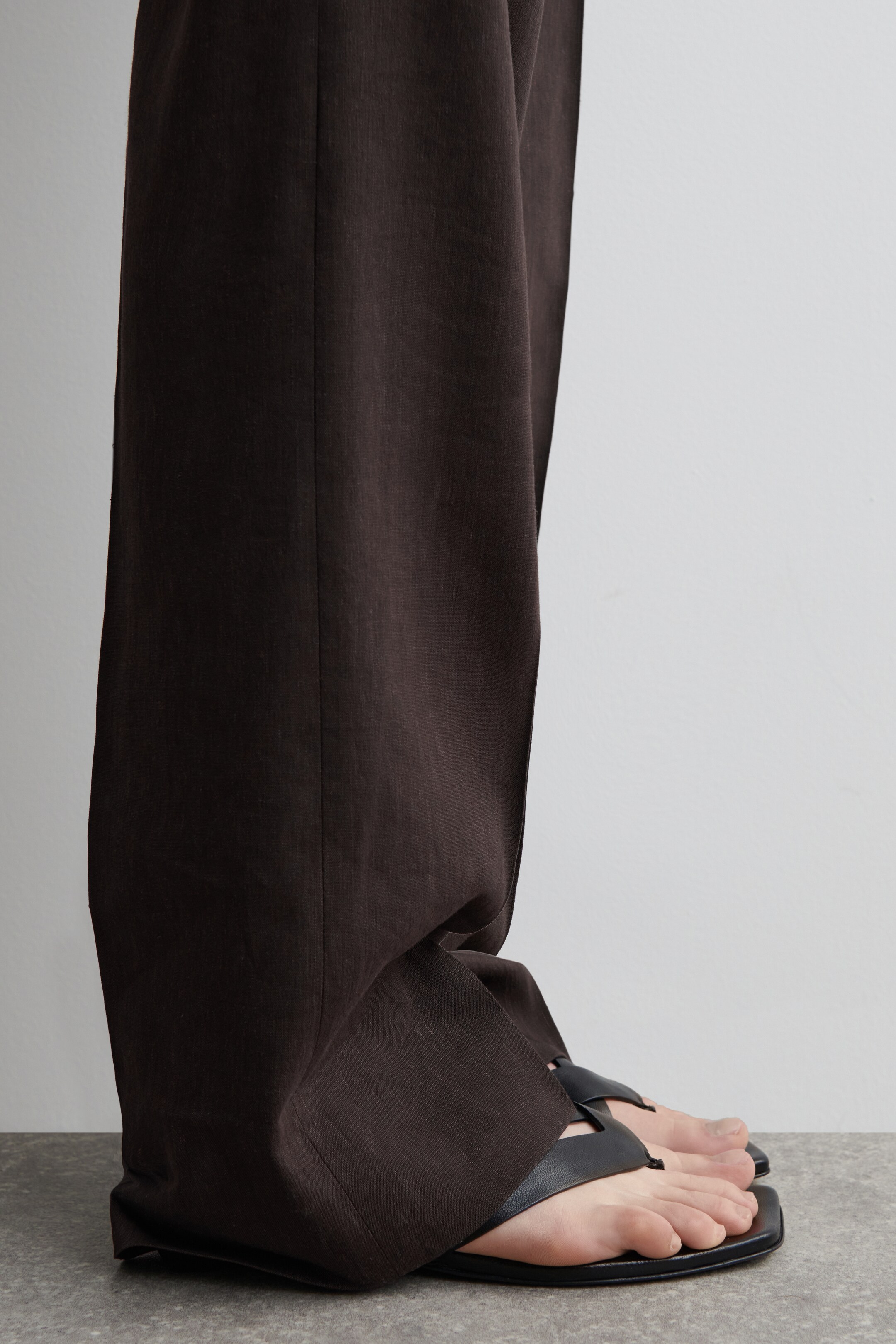 Visualizza immagine più grande: SANDALI KITTEN-HEEL CINTURINO INCROCIATO - NERO - DONNA | H&M IT 2