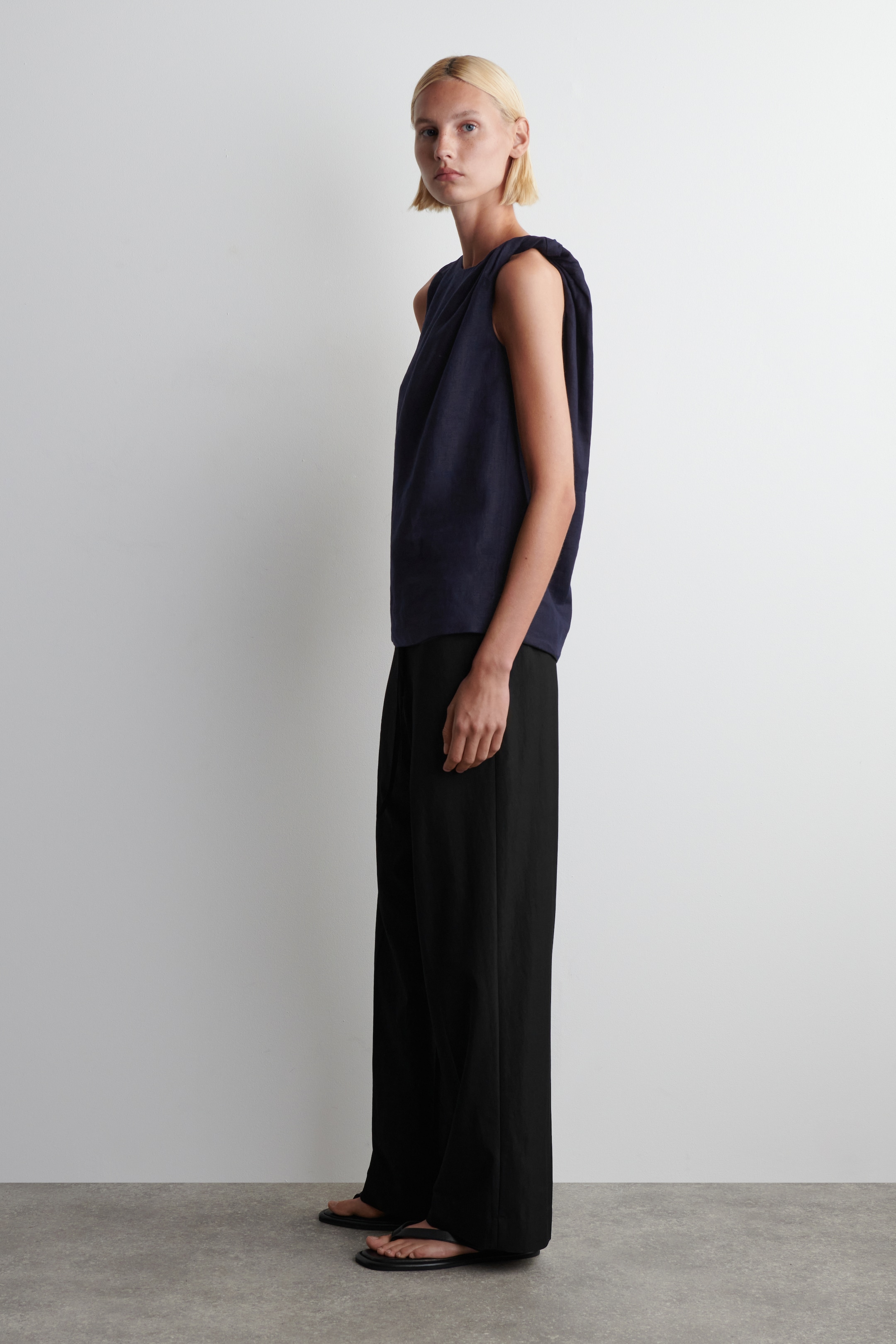 Ver imagen más grande: TOP DE LINO CON DETALLE RETORCIDO - AZUL MARINO - MUJER | H&M ES 3