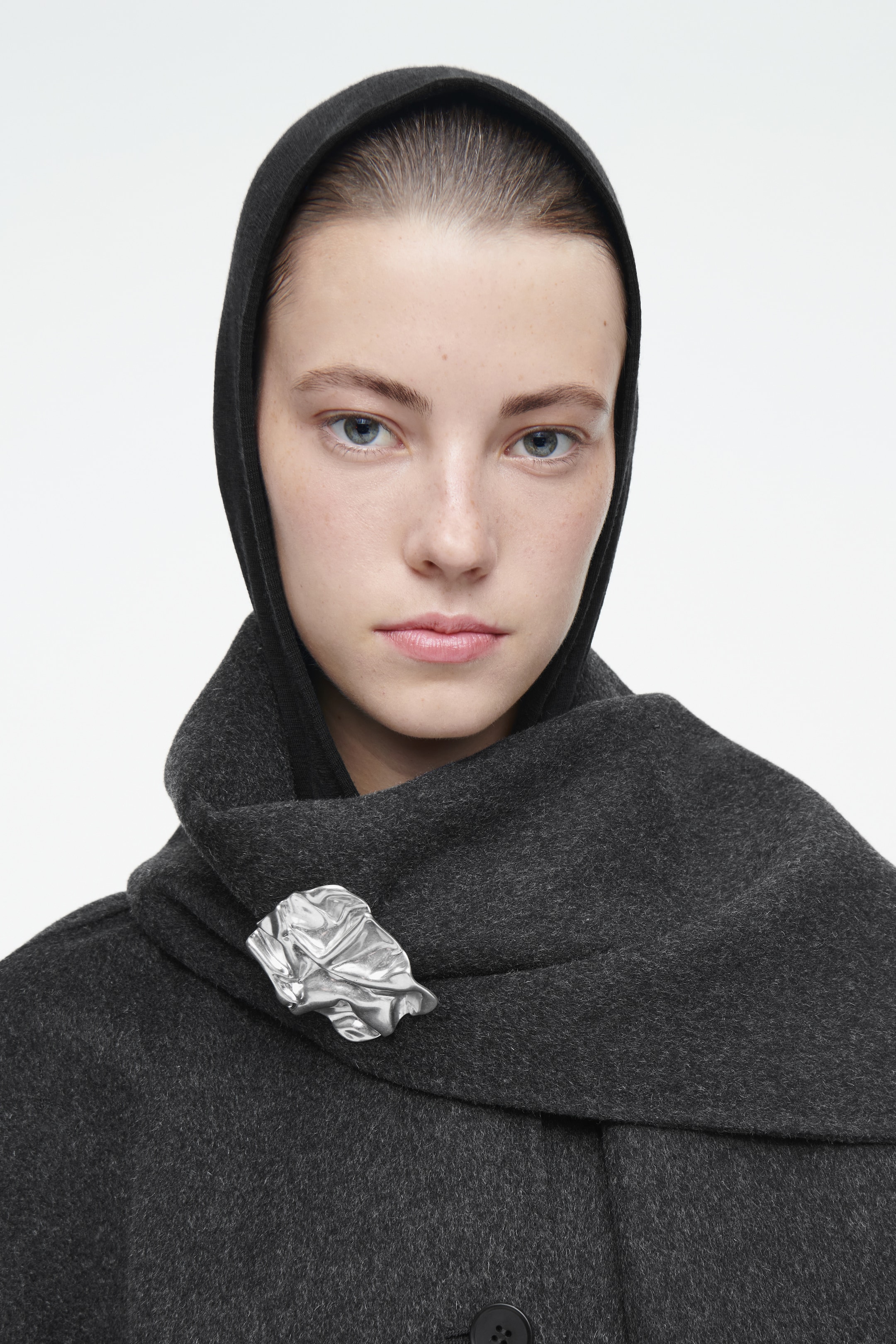 Vis større bilde: SCRUNCHED BROOCH - SILVER - DAME | H&M NO 1