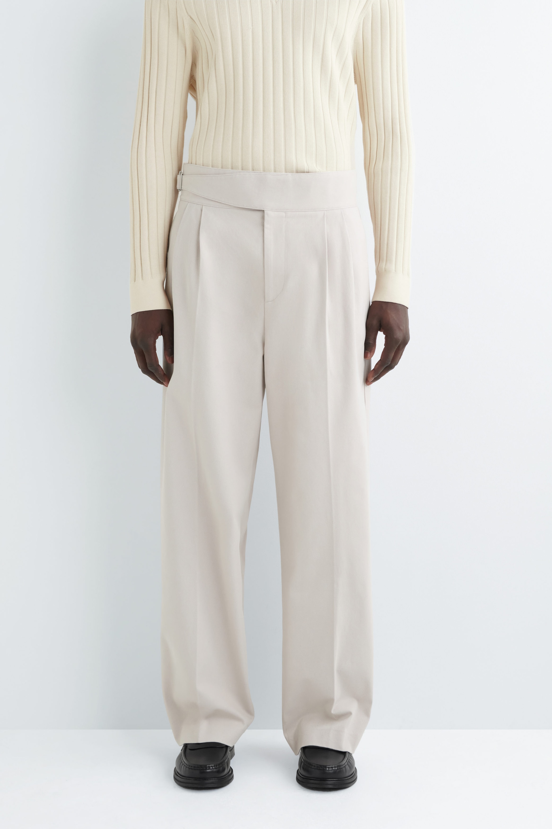 BELT-DETAIL PLEATED WIDE-LEG TROUSERS