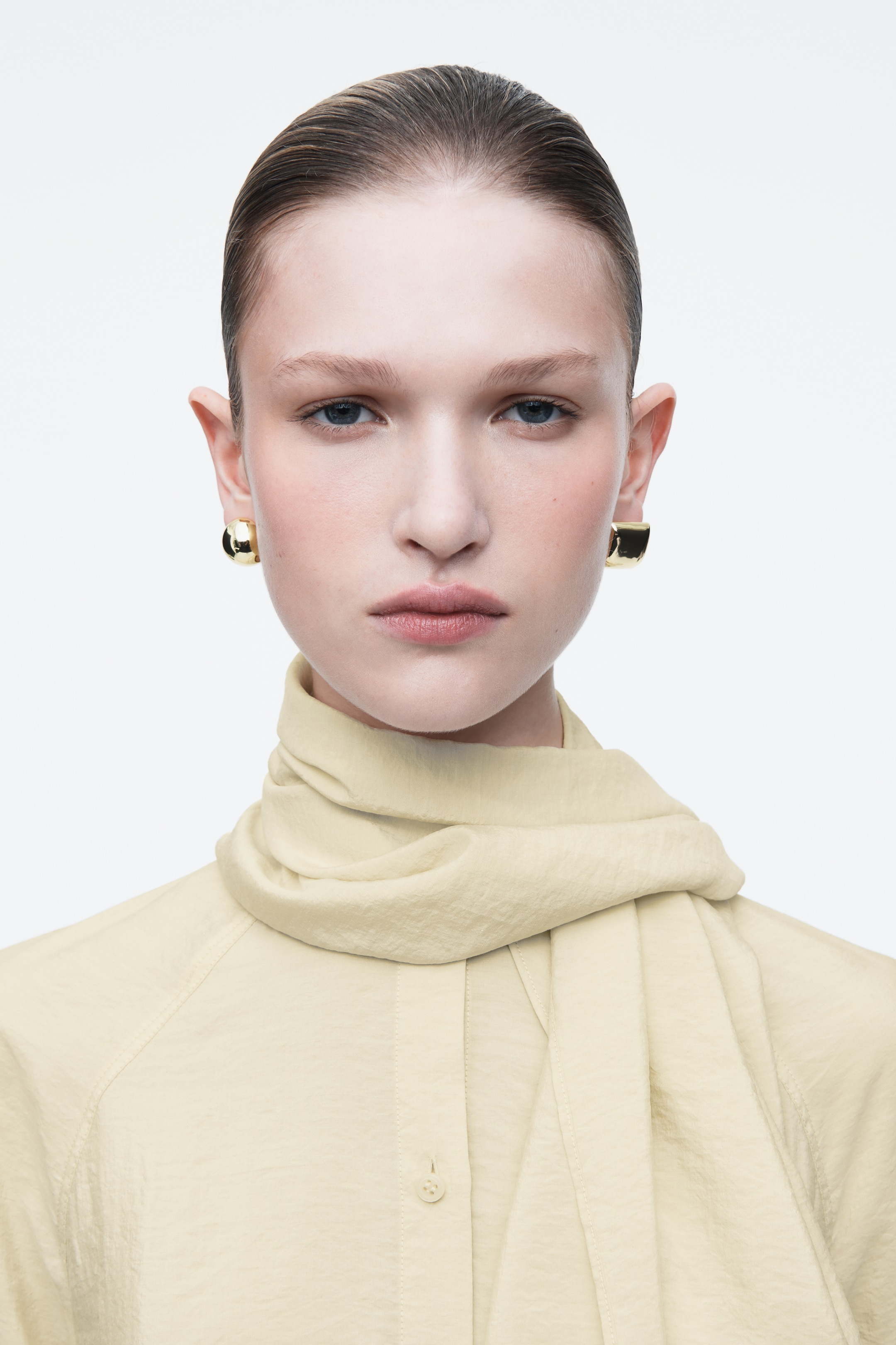 Zobrazit větší obrázek: Nesourodé náušnice s peckami - ZLATÁ - ŽENY | H&M CZ 1