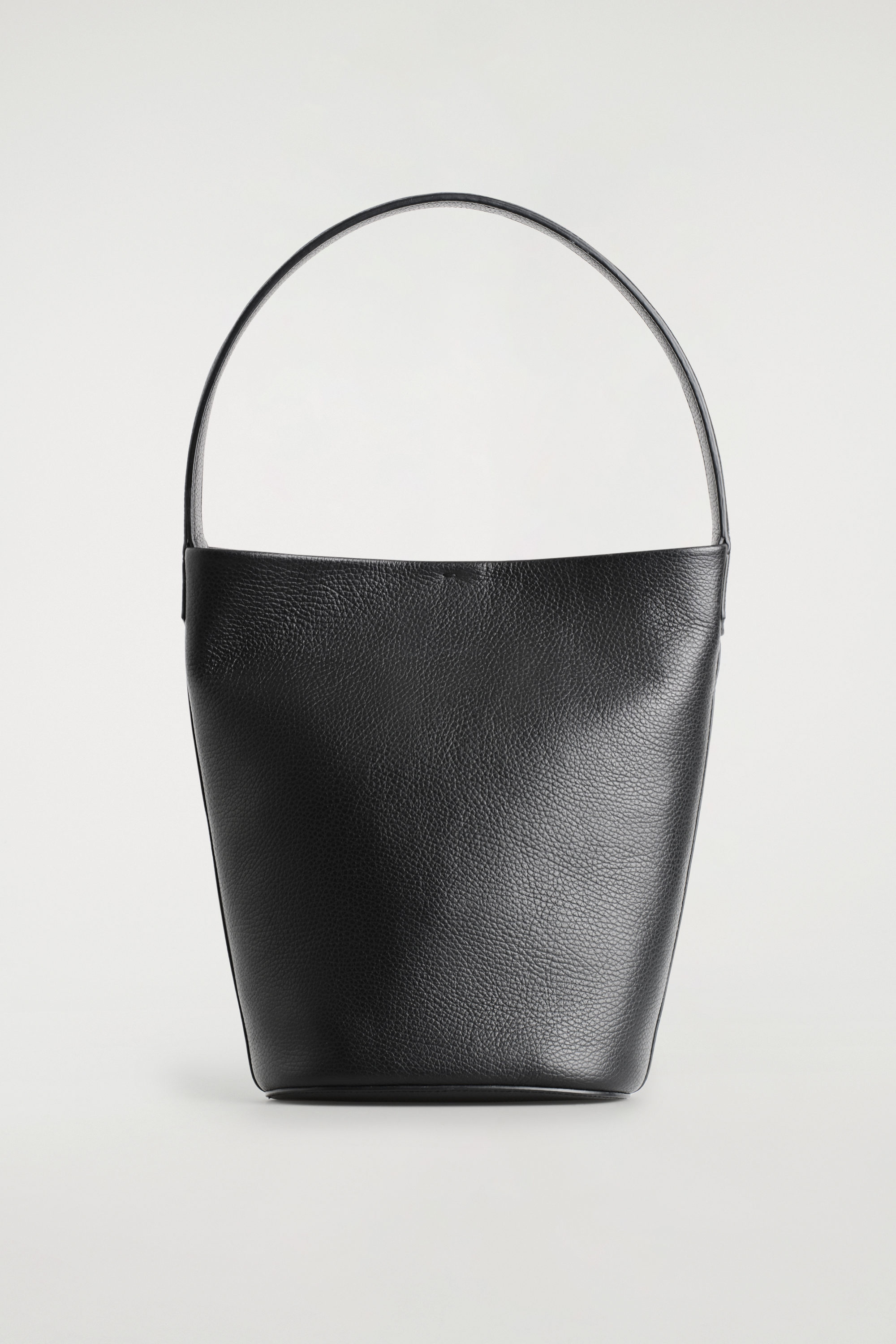★送料・関税込★COS★COS THE SCRUNCHIE SHOULDER BAG★ THE SCRUNCHIE SHOULDER BAG - BLACK | COS
