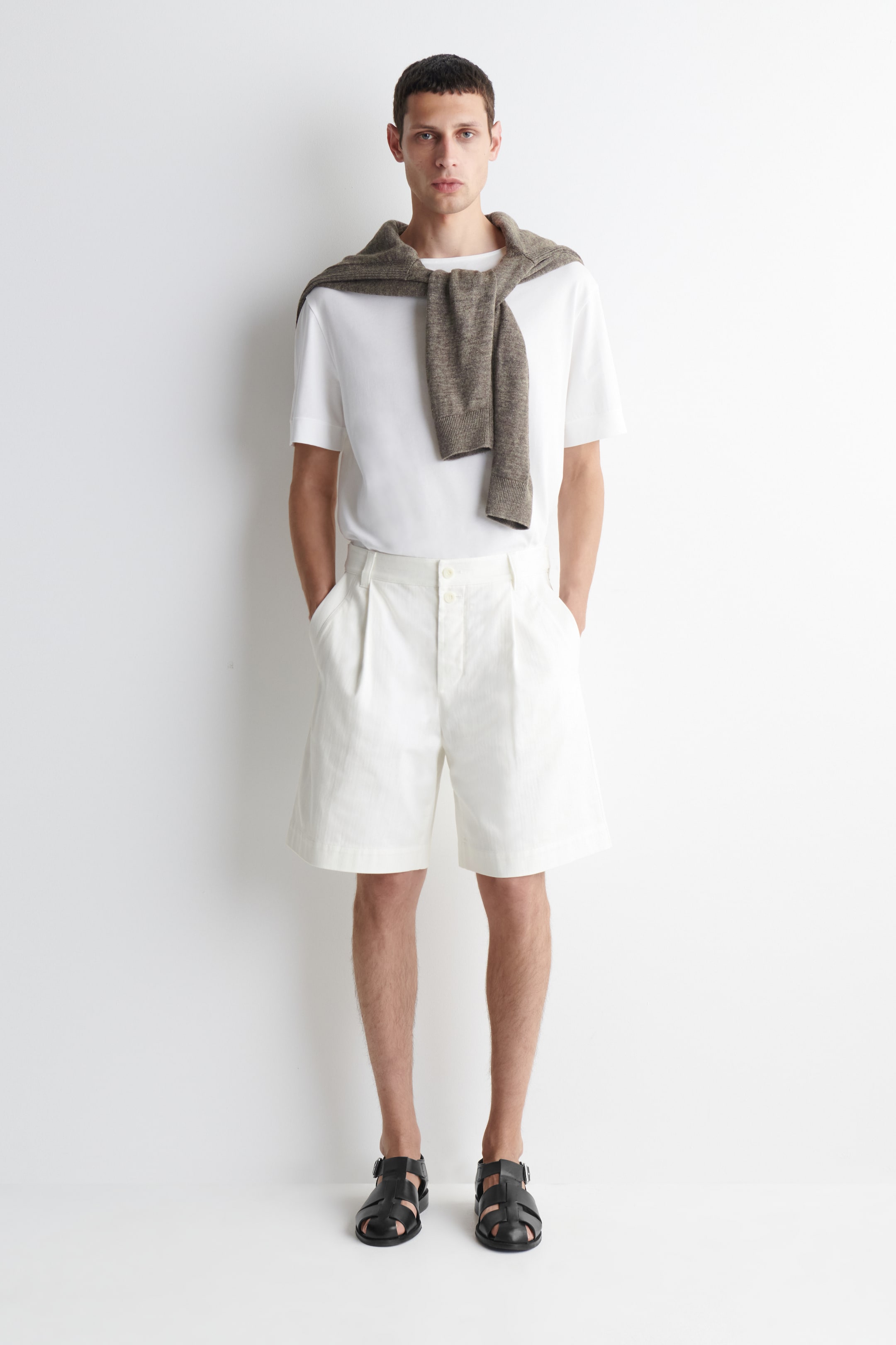 Größeres Bild ansehen: JEANSSHORTS MIT FALTEN UND FISCHGRÄTENMUSTER - WEISS | H&M DE 1