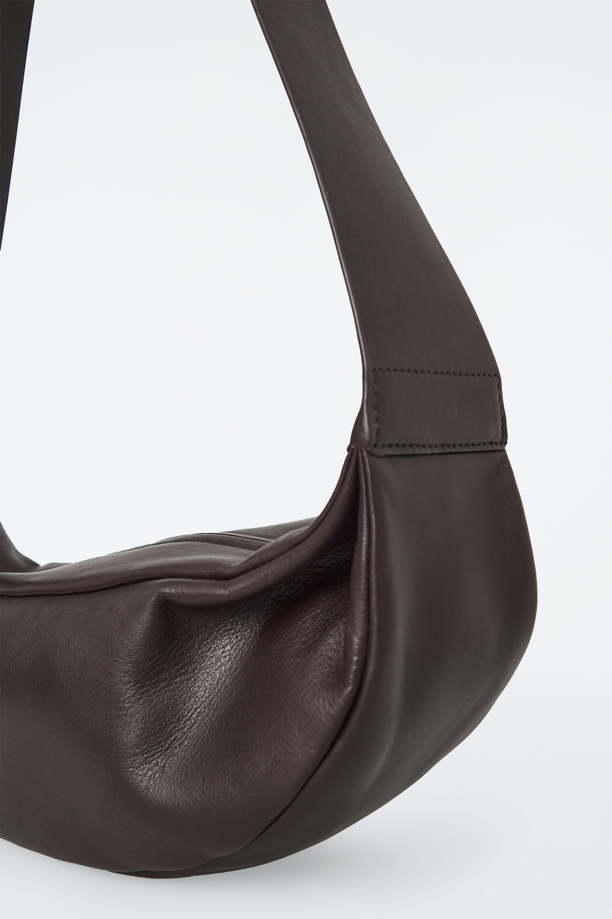 【COS】SWING CROSSBODY BAG SWING CROSSBODY BAG - LEATHER - DARK BROWN | COS
