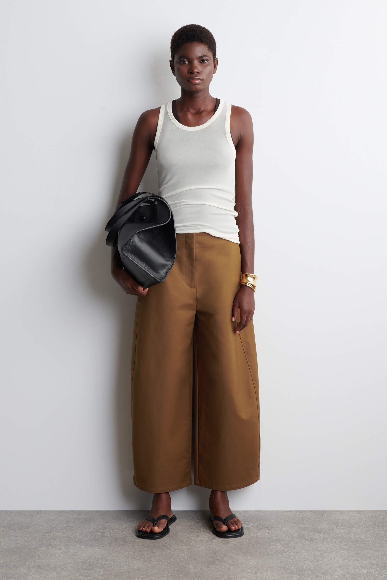 PANTALÓN CROPPED DE ALGODÓN BARREL-FIT - MARRÓN/BLANCO - 1