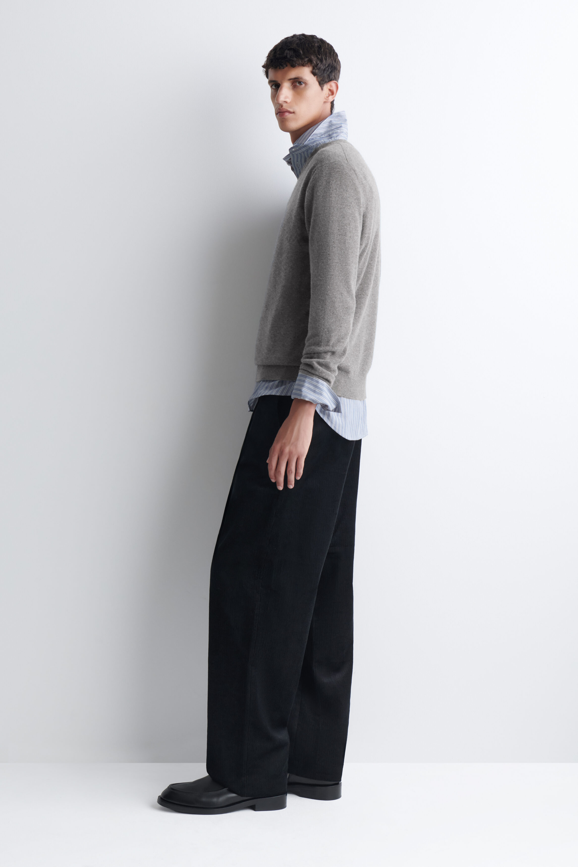 CASHMERE V-NECK SWEATER - thumbnail 3