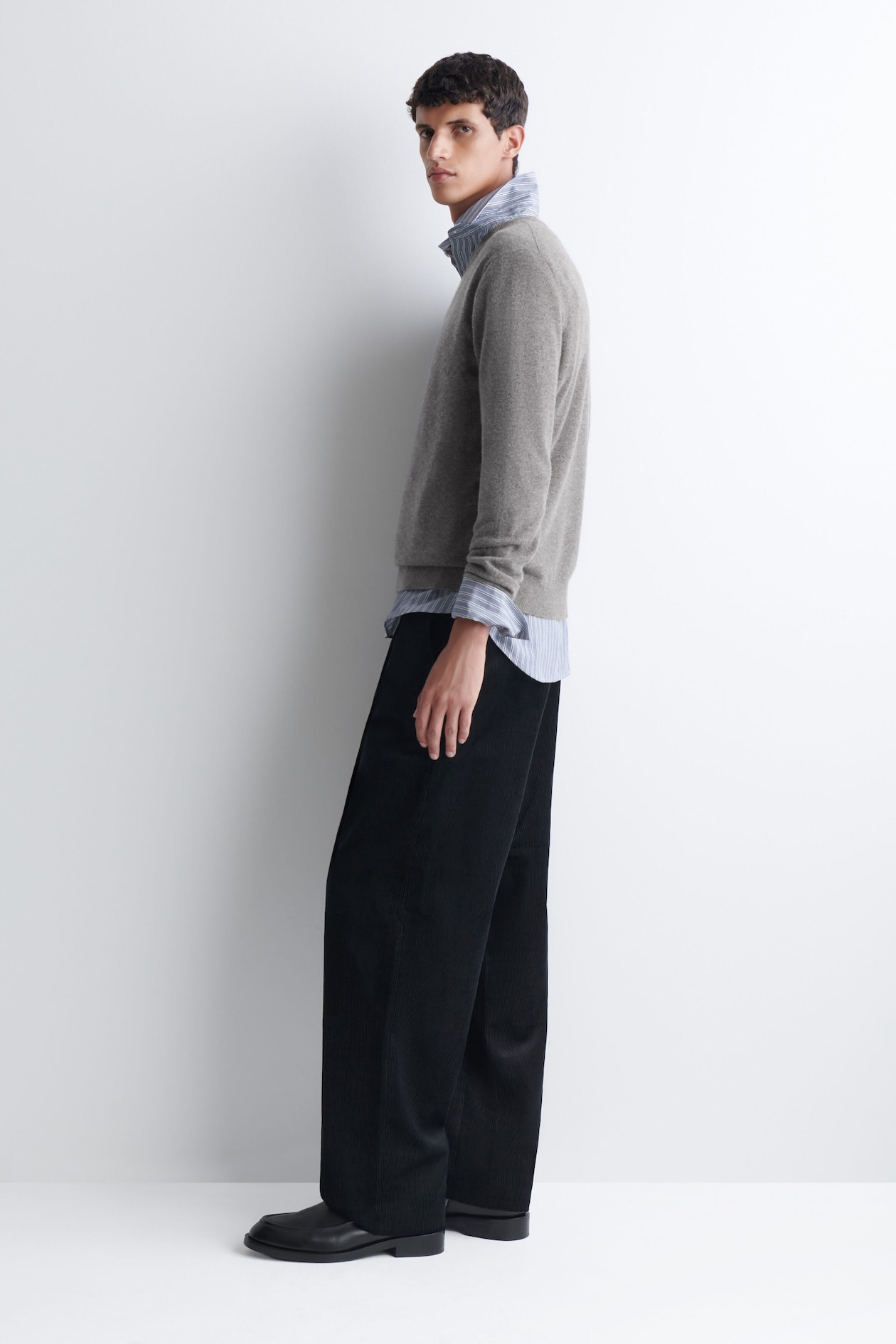 PURE CASHMERE V-NECK SWEATER — GRAY MÉLANGE