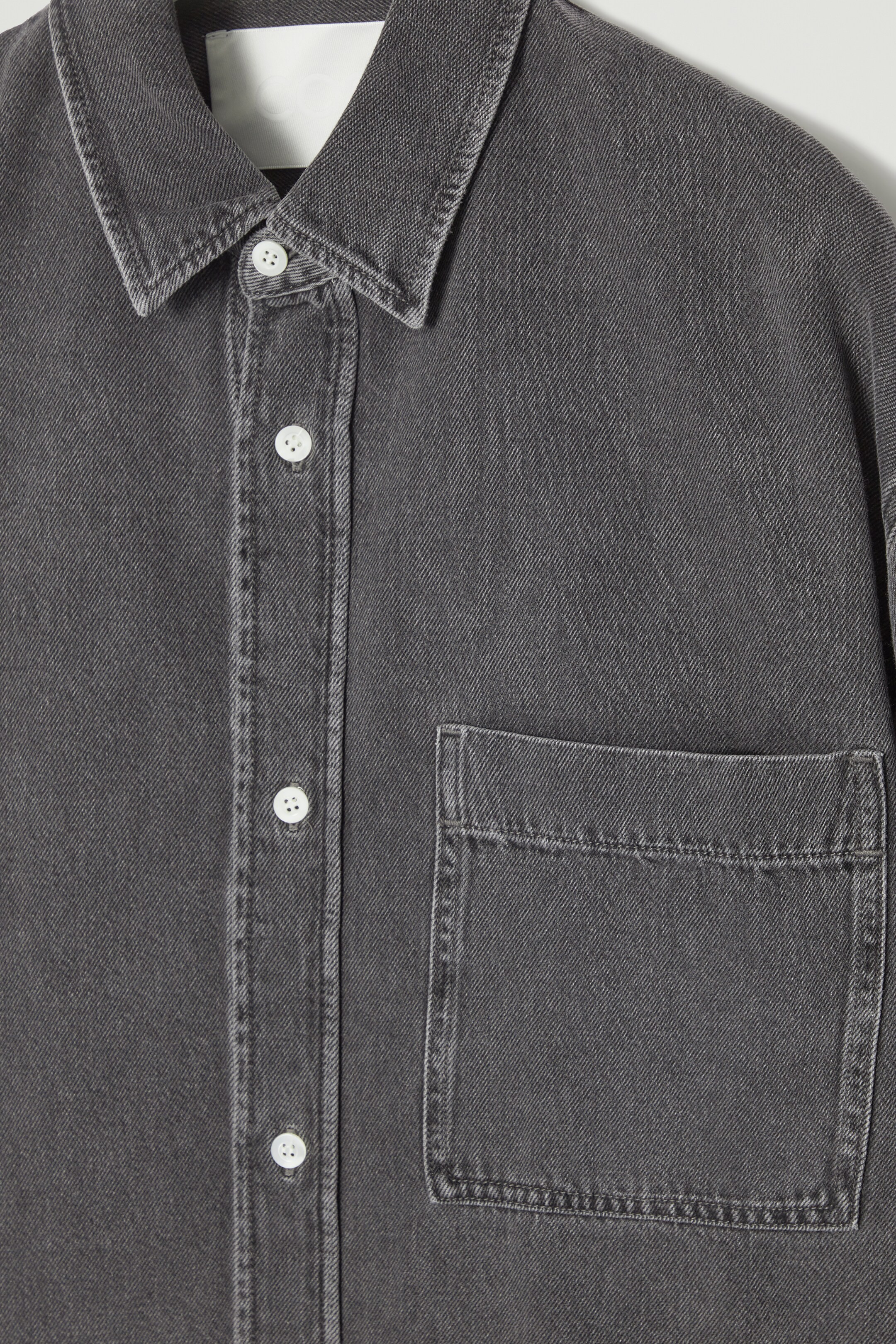Ingrandisci l'immagine: OVERSIZED SHORT-SLEEVED DENIM SHIRT - WASHED BLACK - UOMO | H&M CH 2