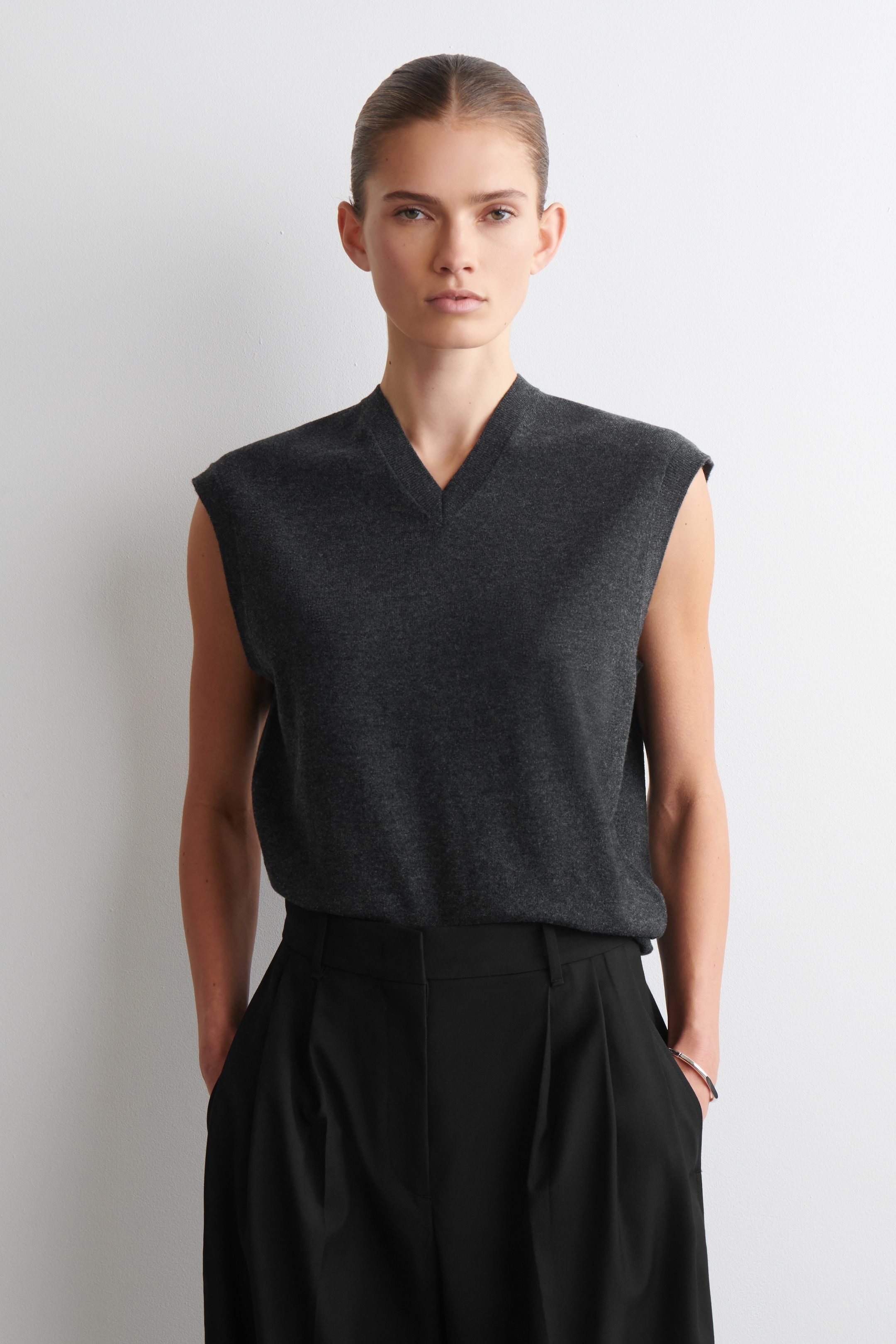 Größeres Bild anzeigen: STRICKPULLUNDER AUS MERINOWOLLE MIT V-AUSSCHNITT - Dunkelgrau - Ladies | H&M AT 1